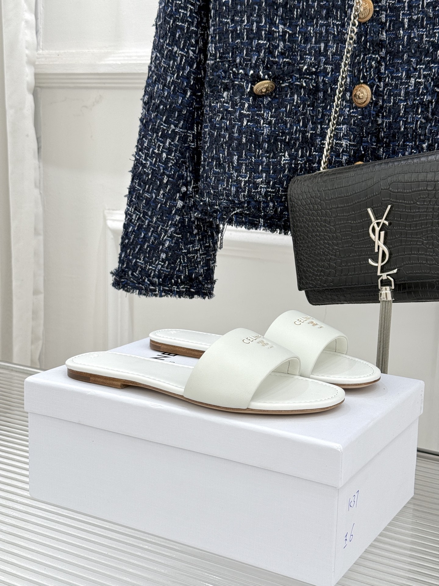 Celine/赛琳26WF新品字母凯旋门一字带平底拖鞋以标志性凯旋门字母徽记点睛复刻品牌经典美学脉络。意