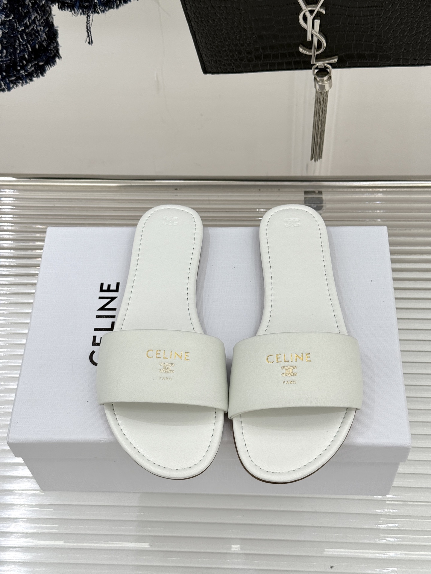 Celine/赛琳26WF新品字母凯旋门一字带平底拖鞋以标志性凯旋门字母徽记点睛复刻品牌经典美学脉络。意