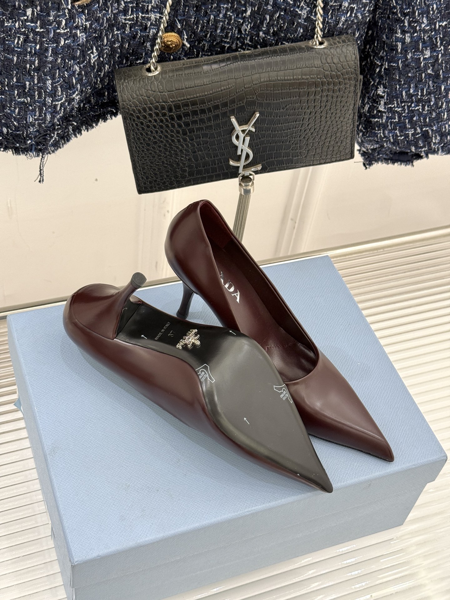 Prada/普拉达经典巴黎时装周明星同款尖头高跟鞋普拉达女王专属名媛望族必备单品面料采用进口开边珠牛皮内