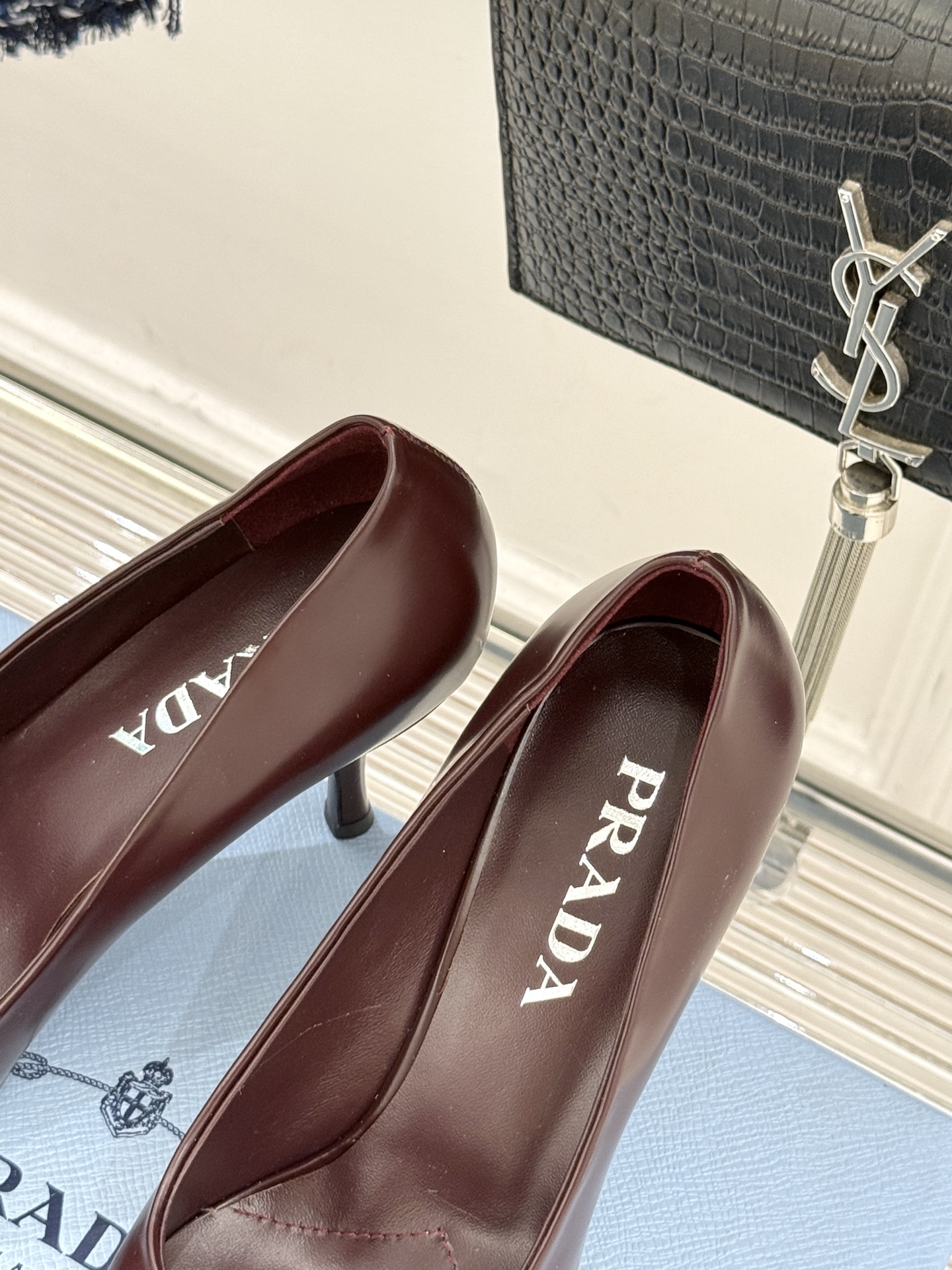 Prada/普拉达经典巴黎时装周明星同款尖头高跟鞋普拉达女王专属名媛望族必备单品面料采用进口开边珠牛皮内