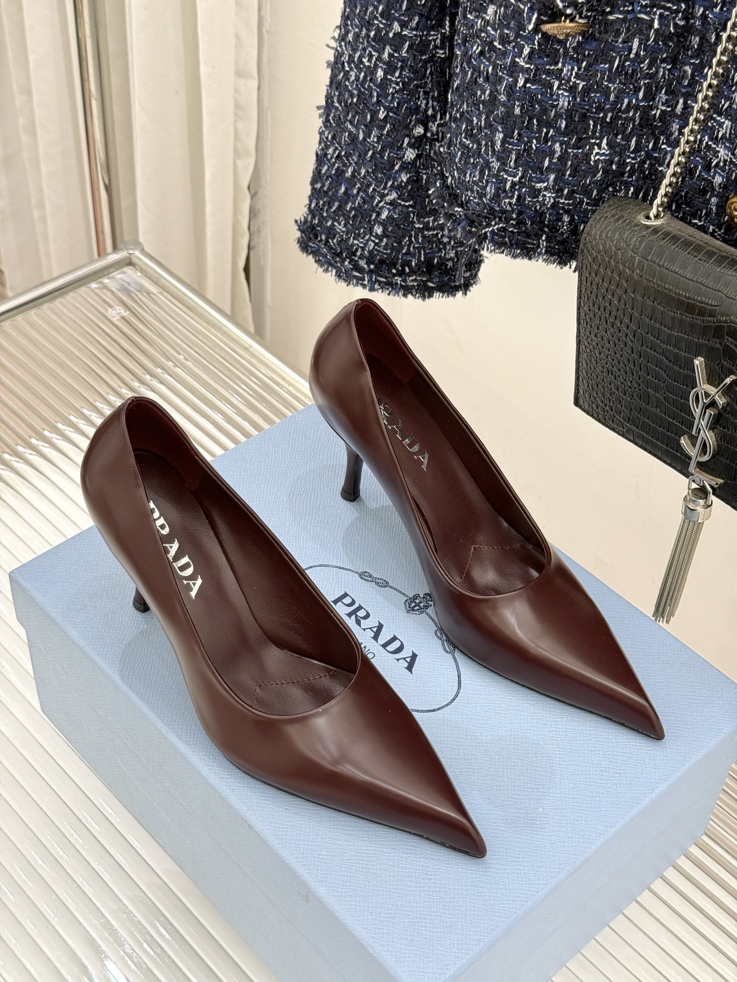 Prada/普拉达经典巴黎时装周明星同款尖头高跟鞋普拉达女王专属名媛望族必备单品面料采用进口开边珠牛皮内