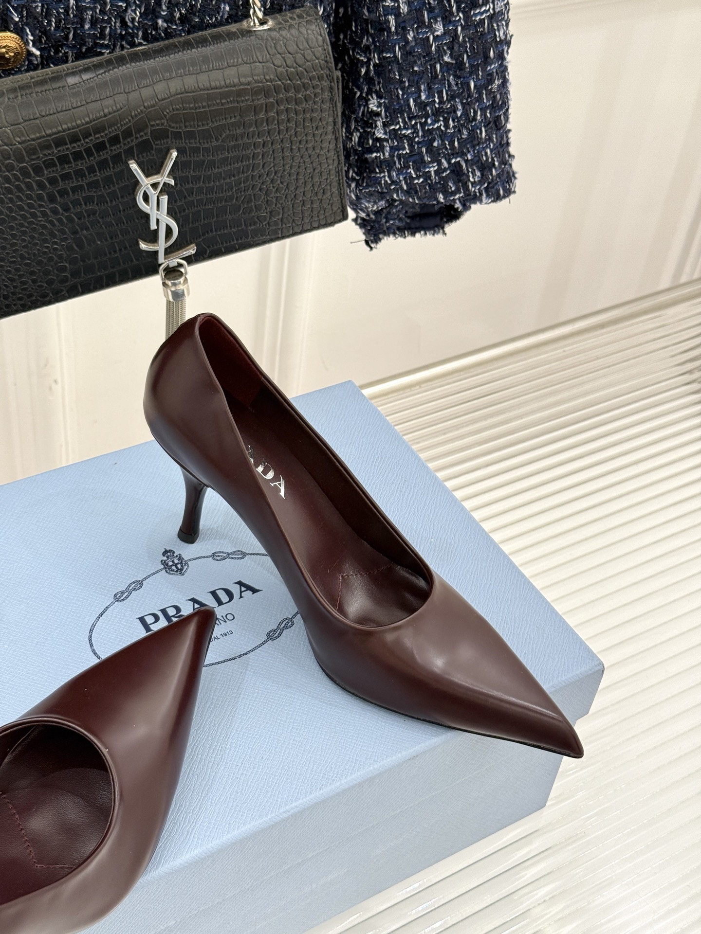 Prada/普拉达经典巴黎时装周明星同款尖头高跟鞋普拉达女王专属名媛望族必备单品面料采用进口开边珠牛皮内