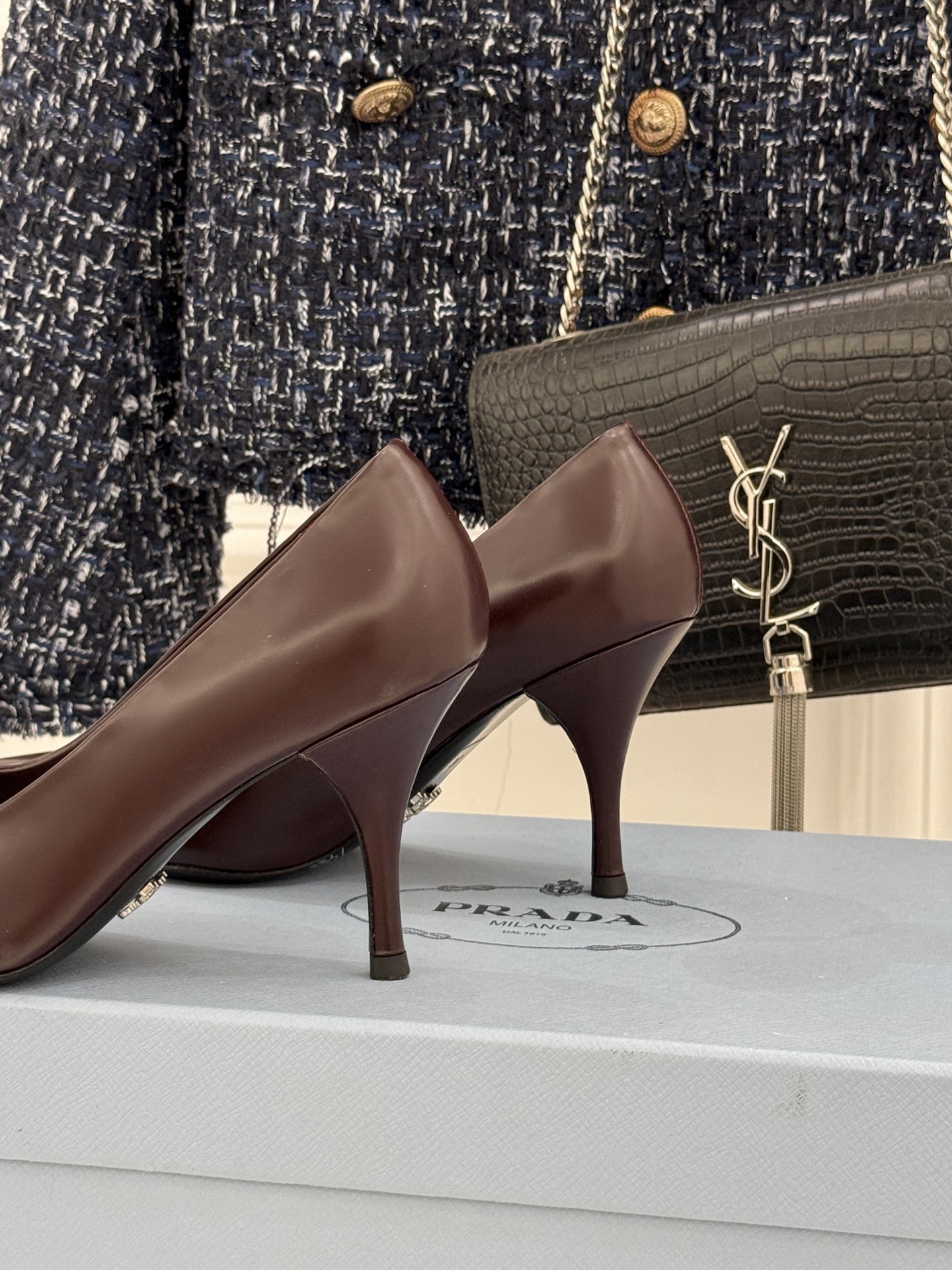 Prada/普拉达经典巴黎时装周明星同款尖头高跟鞋普拉达女王专属名媛望族必备单品面料采用进口开边珠牛皮内