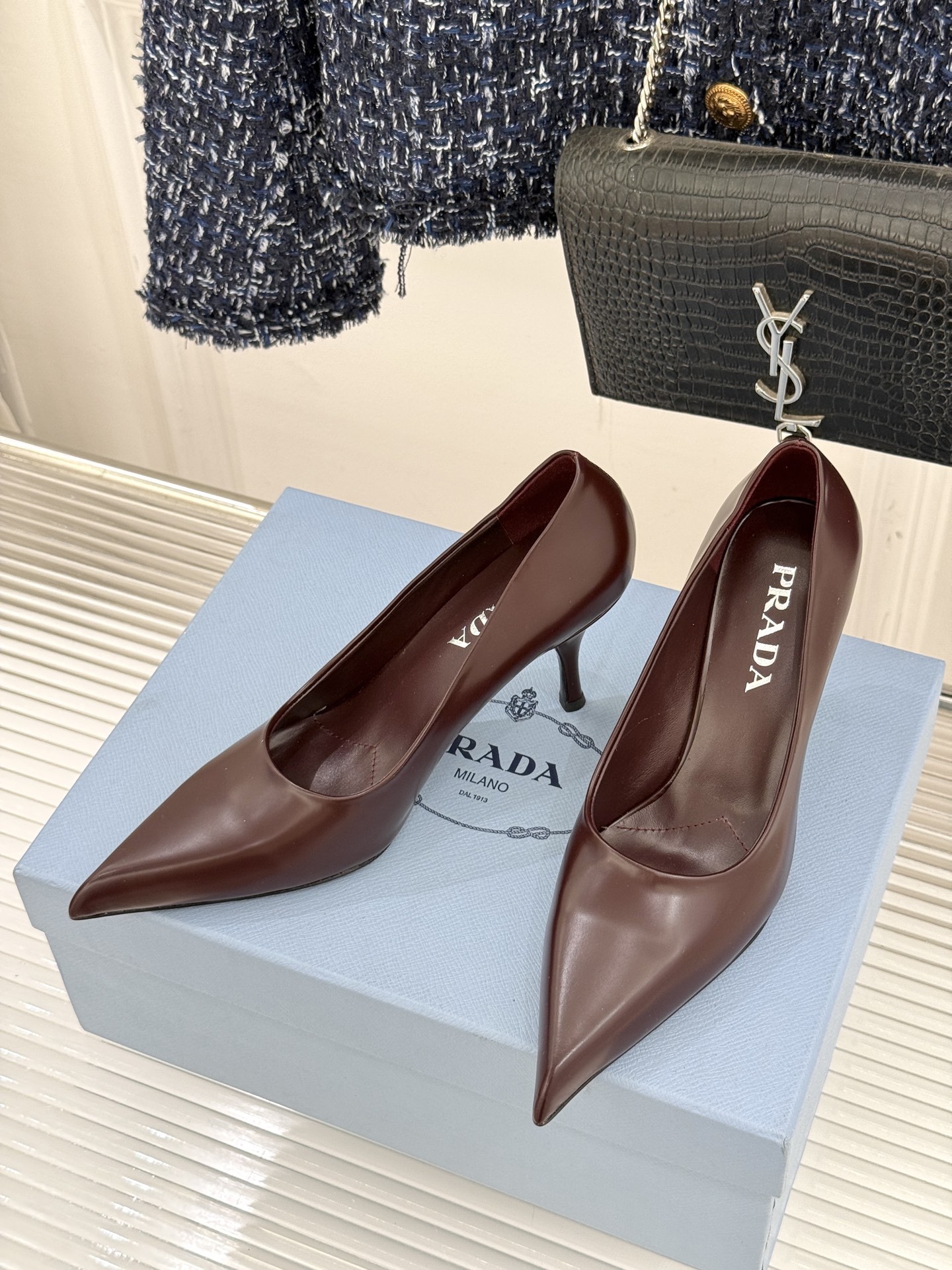 Prada/普拉达经典巴黎时装周明星同款尖头高跟鞋普拉达女王专属名媛望族必备单品面料采用进口开边珠牛皮内