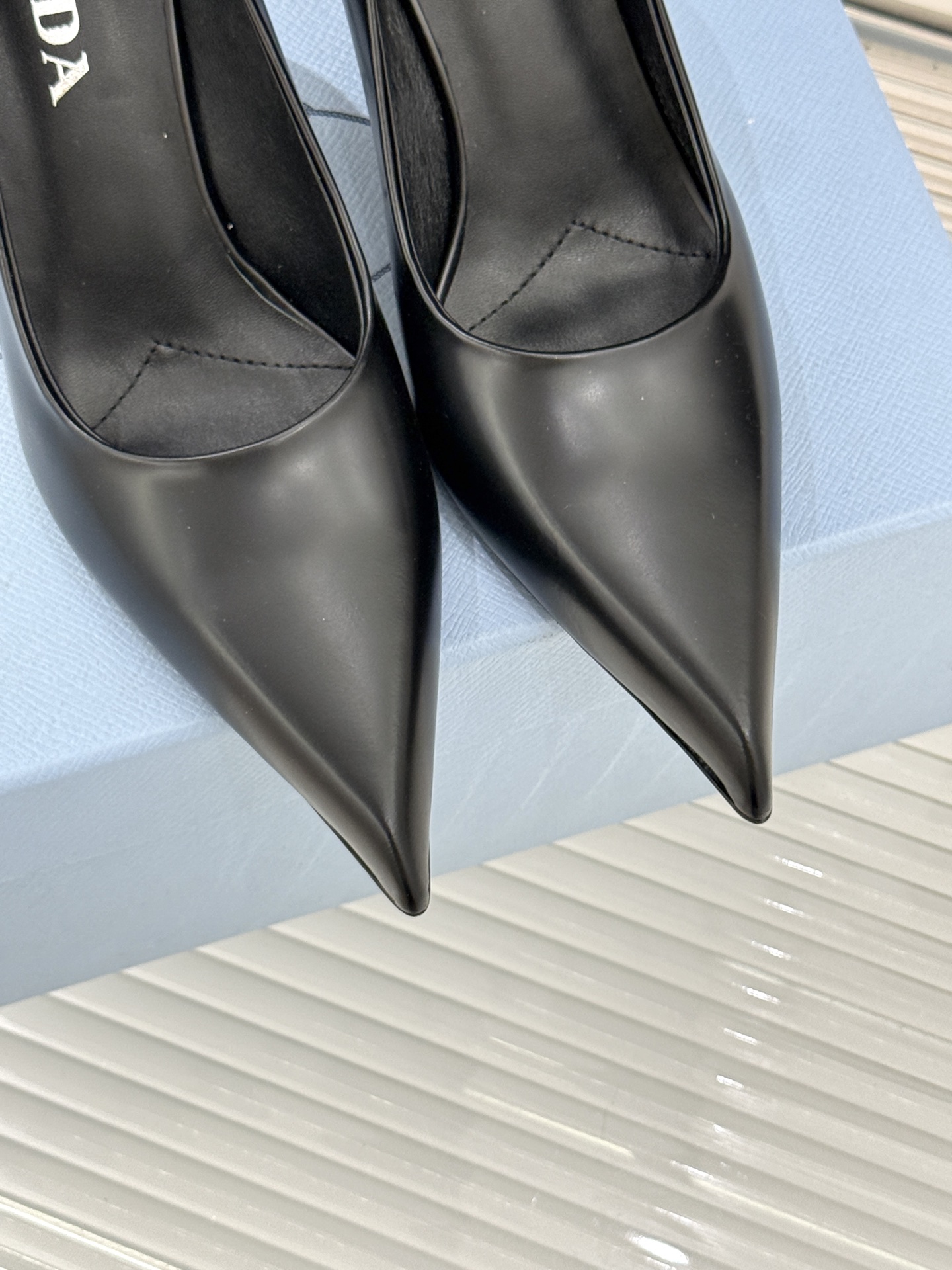 Prada/普拉达经典巴黎时装周明星同款尖头高跟鞋普拉达女王专属名媛望族必备单品面料采用进口开边珠牛皮内