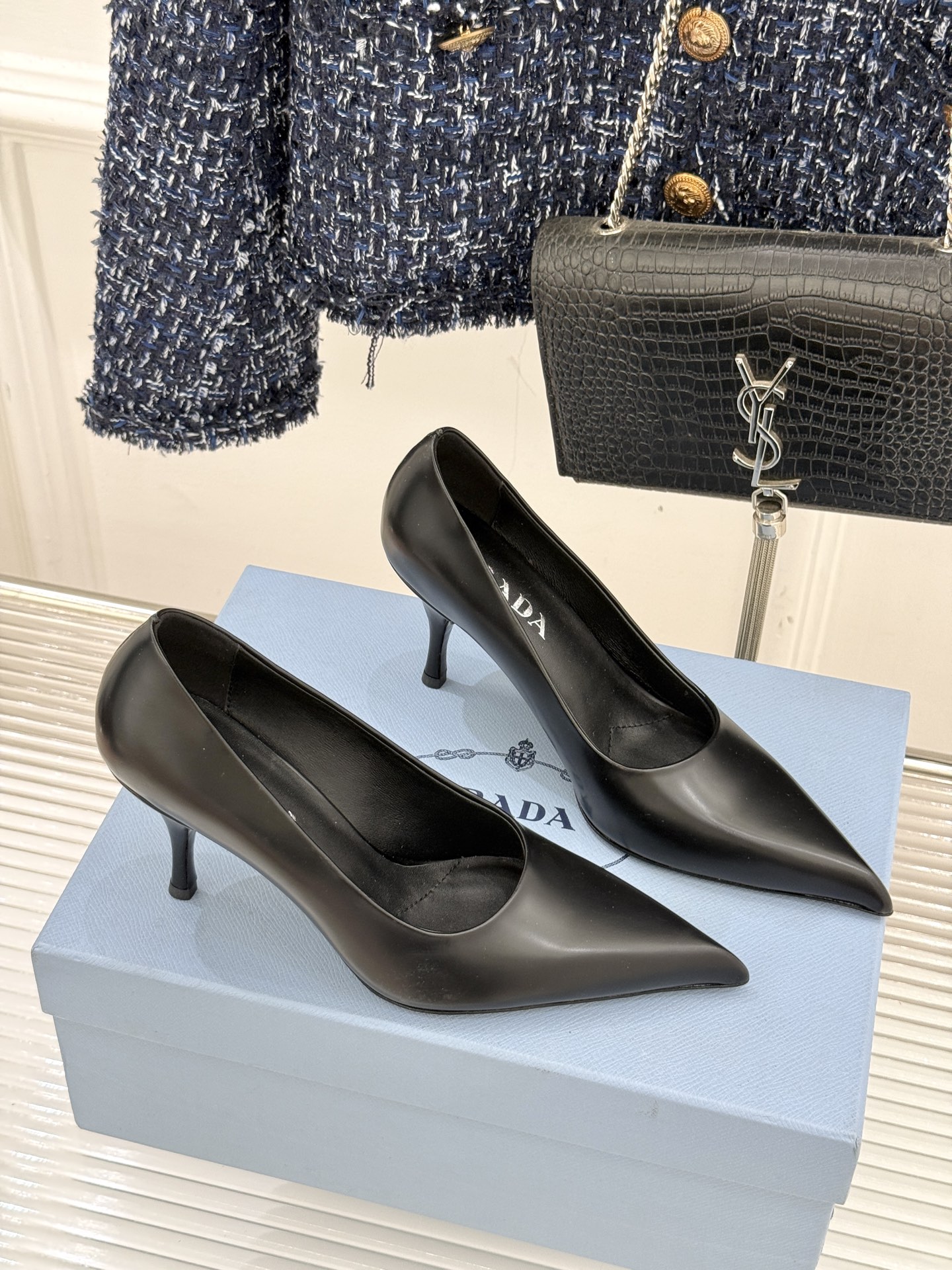 Prada/普拉达经典巴黎时装周明星同款尖头高跟鞋普拉达女王专属名媛望族必备单品面料采用进口开边珠牛皮内