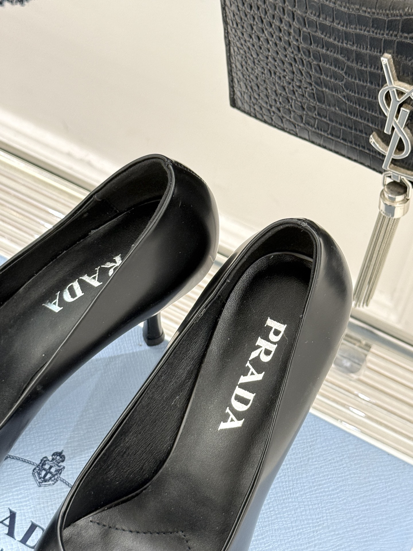 Prada/普拉达经典巴黎时装周明星同款尖头高跟鞋普拉达女王专属名媛望族必备单品面料采用进口开边珠牛皮内