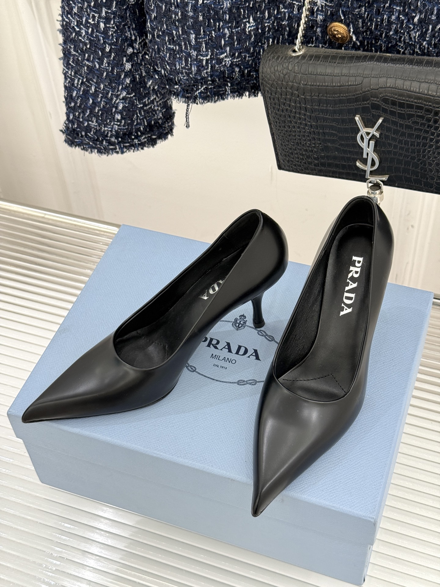 Prada/普拉达经典巴黎时装周明星同款尖头高跟鞋普拉达女王专属名媛望族必备单品面料采用进口开边珠牛皮内