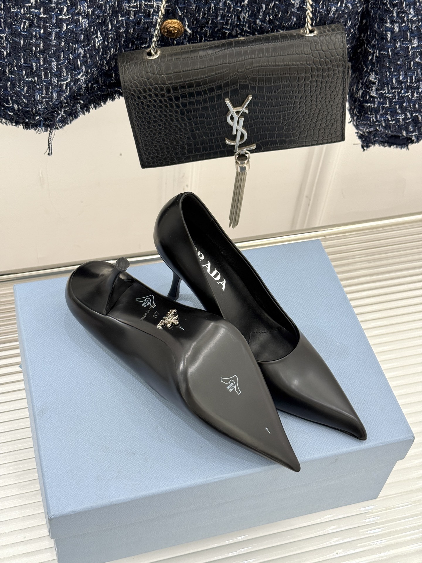 Prada/普拉达经典巴黎时装周明星同款尖头高跟鞋普拉达女王专属名媛望族必备单品面料采用进口开边珠牛皮内