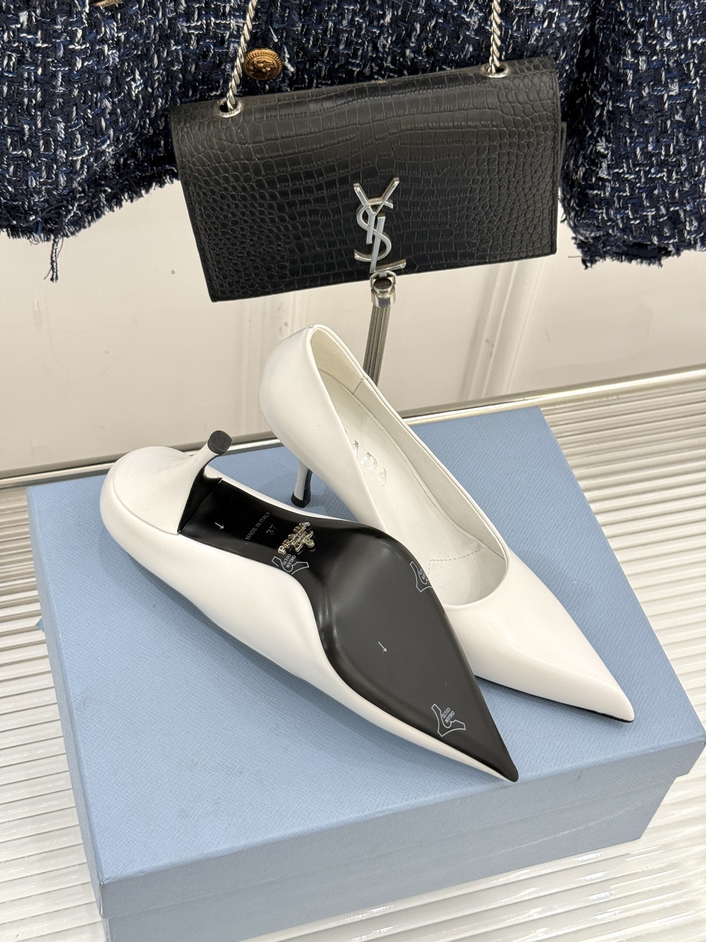 Prada/普拉达经典巴黎时装周明星同款尖头高跟鞋普拉达女王专属名媛望族必备单品面料采用进口开边珠牛皮内