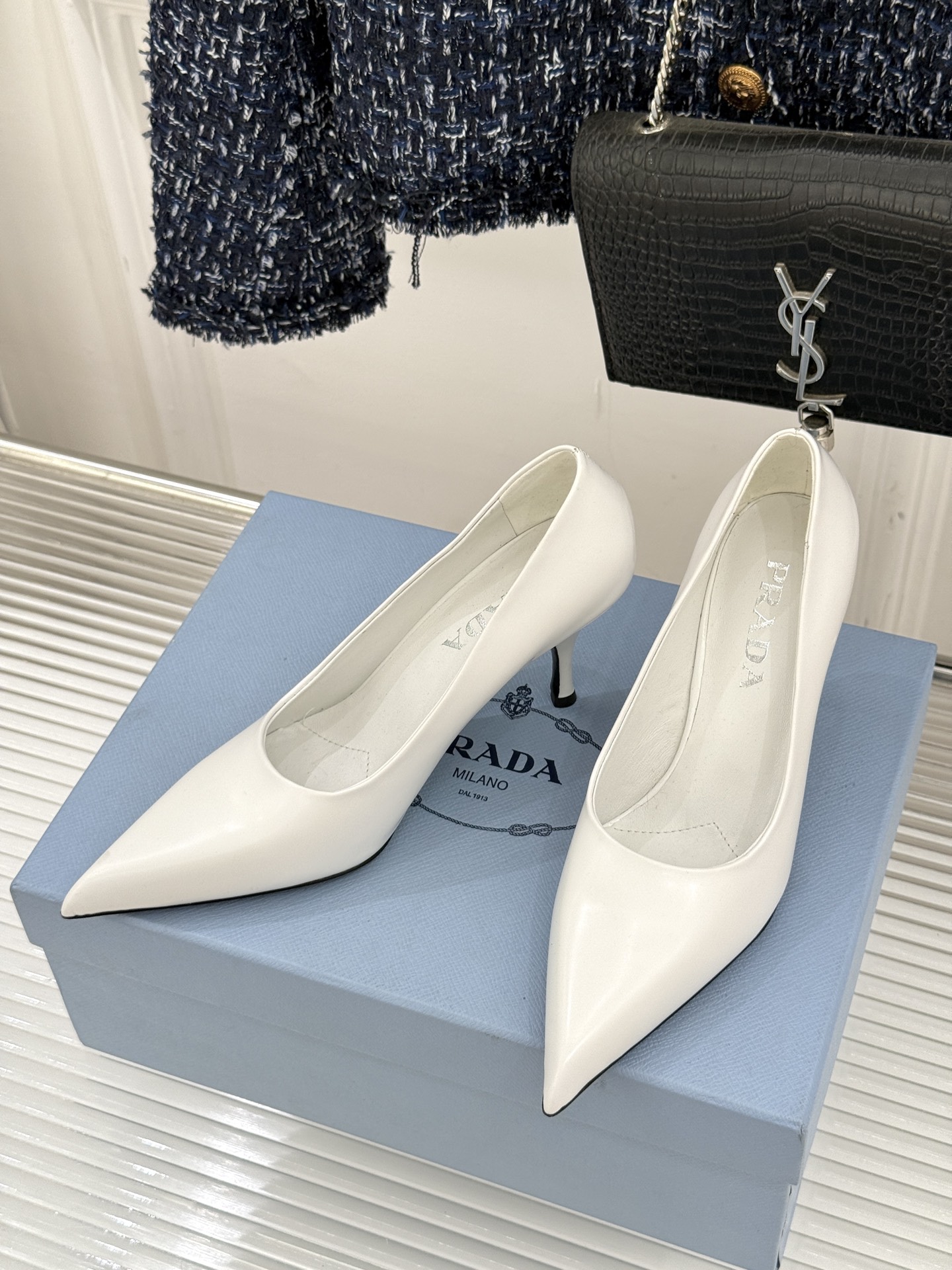 Prada/普拉达经典巴黎时装周明星同款尖头高跟鞋普拉达女王专属名媛望族必备单品面料采用进口开边珠牛皮内