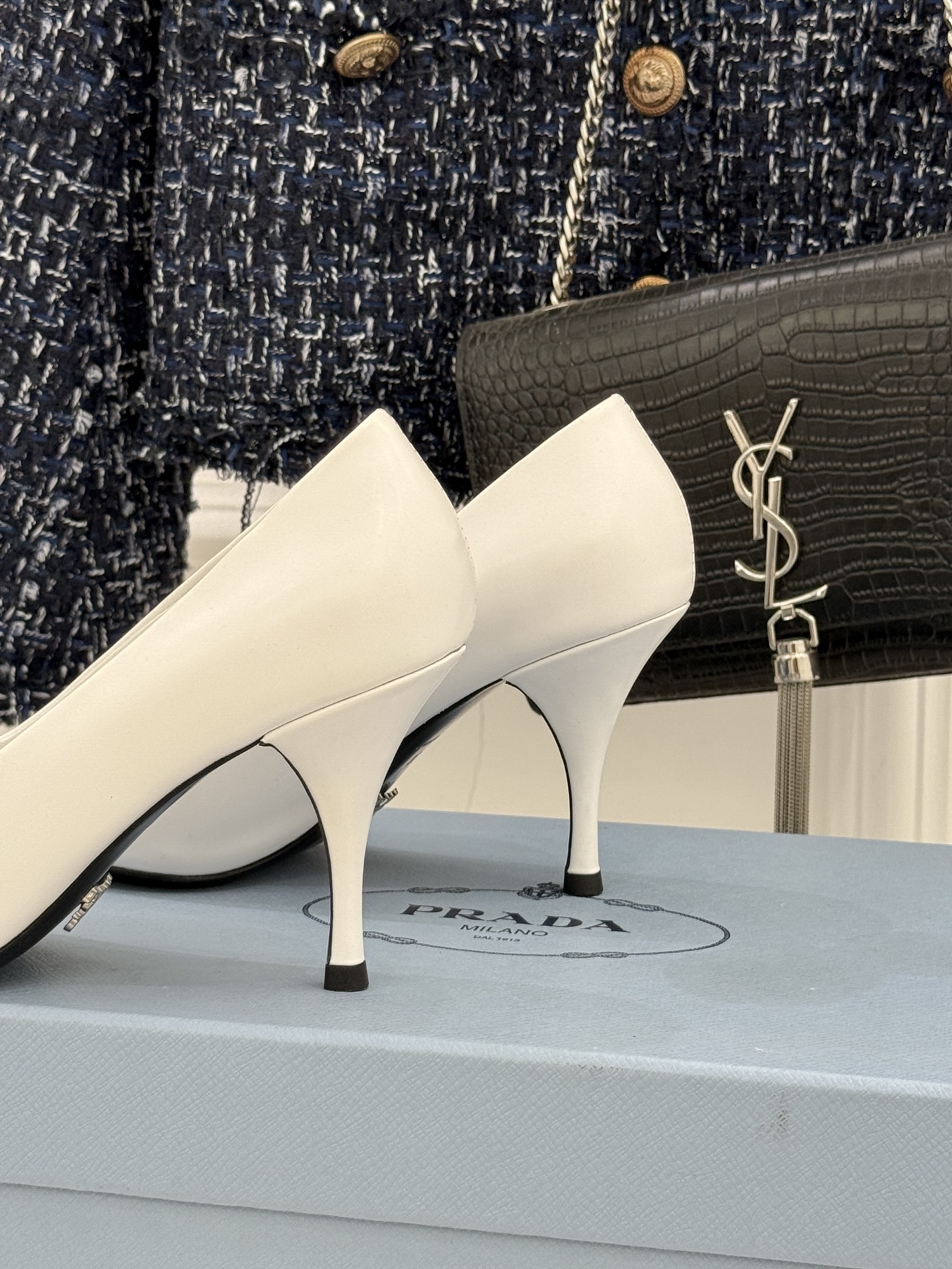 Prada/普拉达经典巴黎时装周明星同款尖头高跟鞋普拉达女王专属名媛望族必备单品面料采用进口开边珠牛皮内