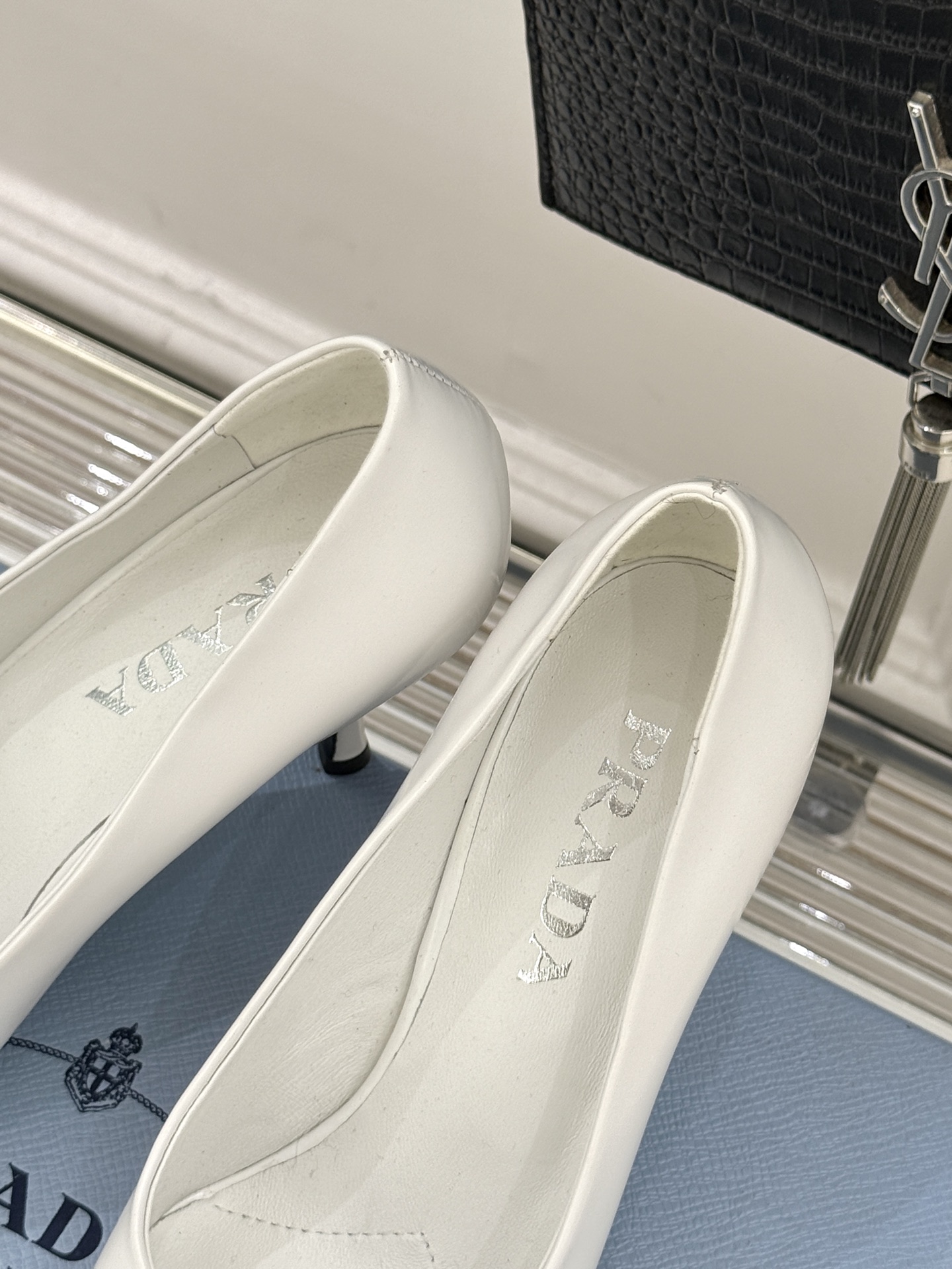 Prada/普拉达经典巴黎时装周明星同款尖头高跟鞋普拉达女王专属名媛望族必备单品面料采用进口开边珠牛皮内