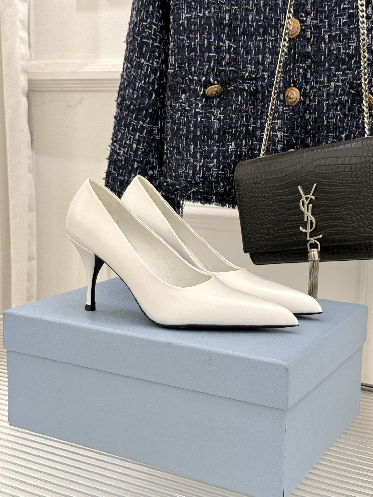 NO:721562,Prada/Prada classic Paris Fashion Week Star-style pointed-toe high-heeled shoes Exclusive to Queen Prada, a must-have item for celebrities and famous families. The fabric is made of imported open-edge beaded cowhide. The inner tiptoes are all sheepskin. Italian imported cowhide leather outsole. Heel height 8.5cm. Size 35-39 (40/41/42 customized). High-heeled shoes, prada, prada, high heels, cowhide, sheepskin.19860909Prada/普拉达经典巴黎时装周 明星同款尖头高跟鞋 普拉达女王专属 名媛望族必备单品 面料采用进口开边珠牛皮 内里踮脚均为羊皮 意大利进口牛皮大底 跟高8.5cm 码数35-39（40/41/42定制）,高跟鞋单鞋,prada,prada,high heels,cowhide,sheepskin,Women's Shoes