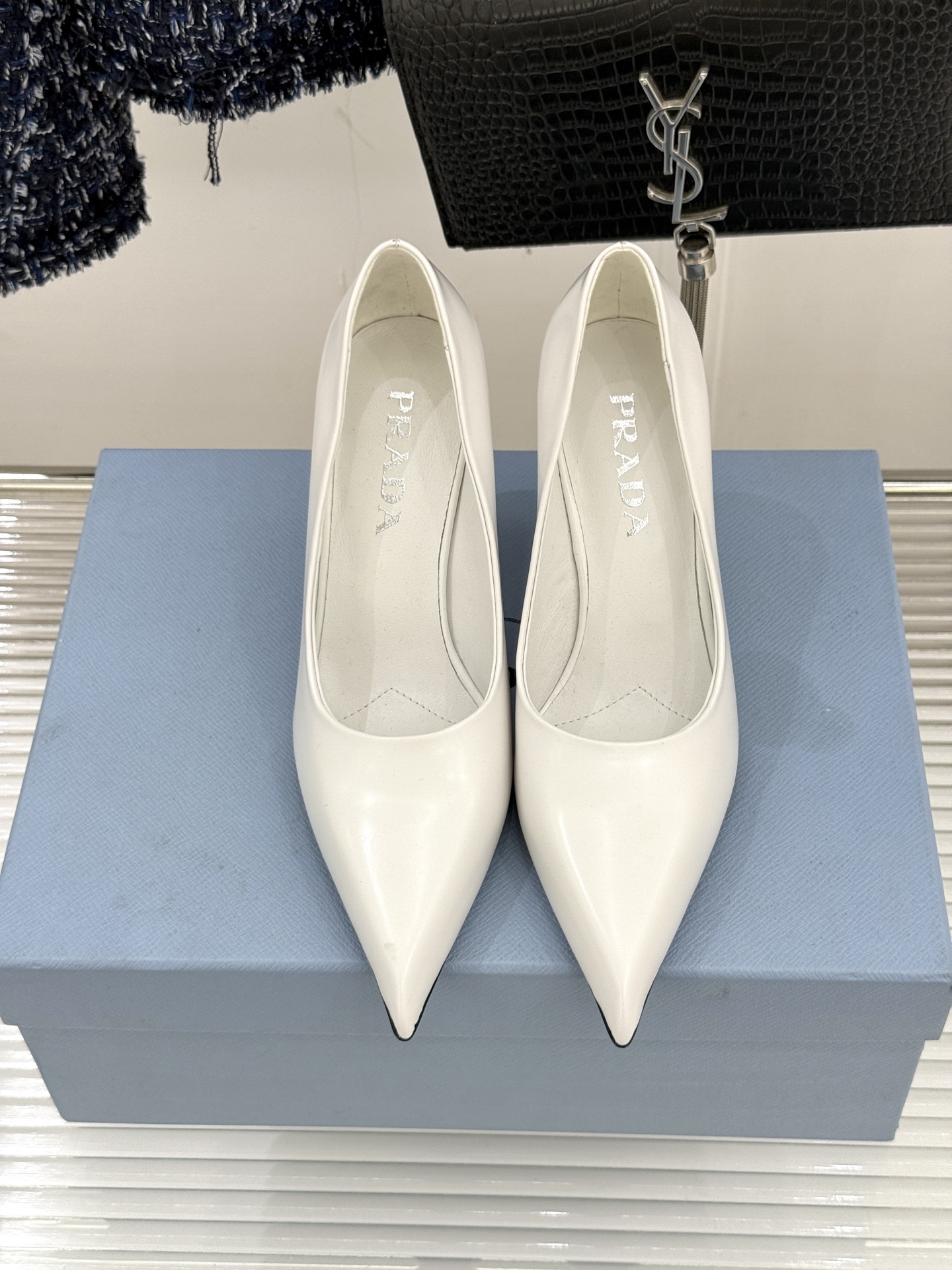 Prada/普拉达经典巴黎时装周明星同款尖头高跟鞋普拉达女王专属名媛望族必备单品面料采用进口开边珠牛皮内