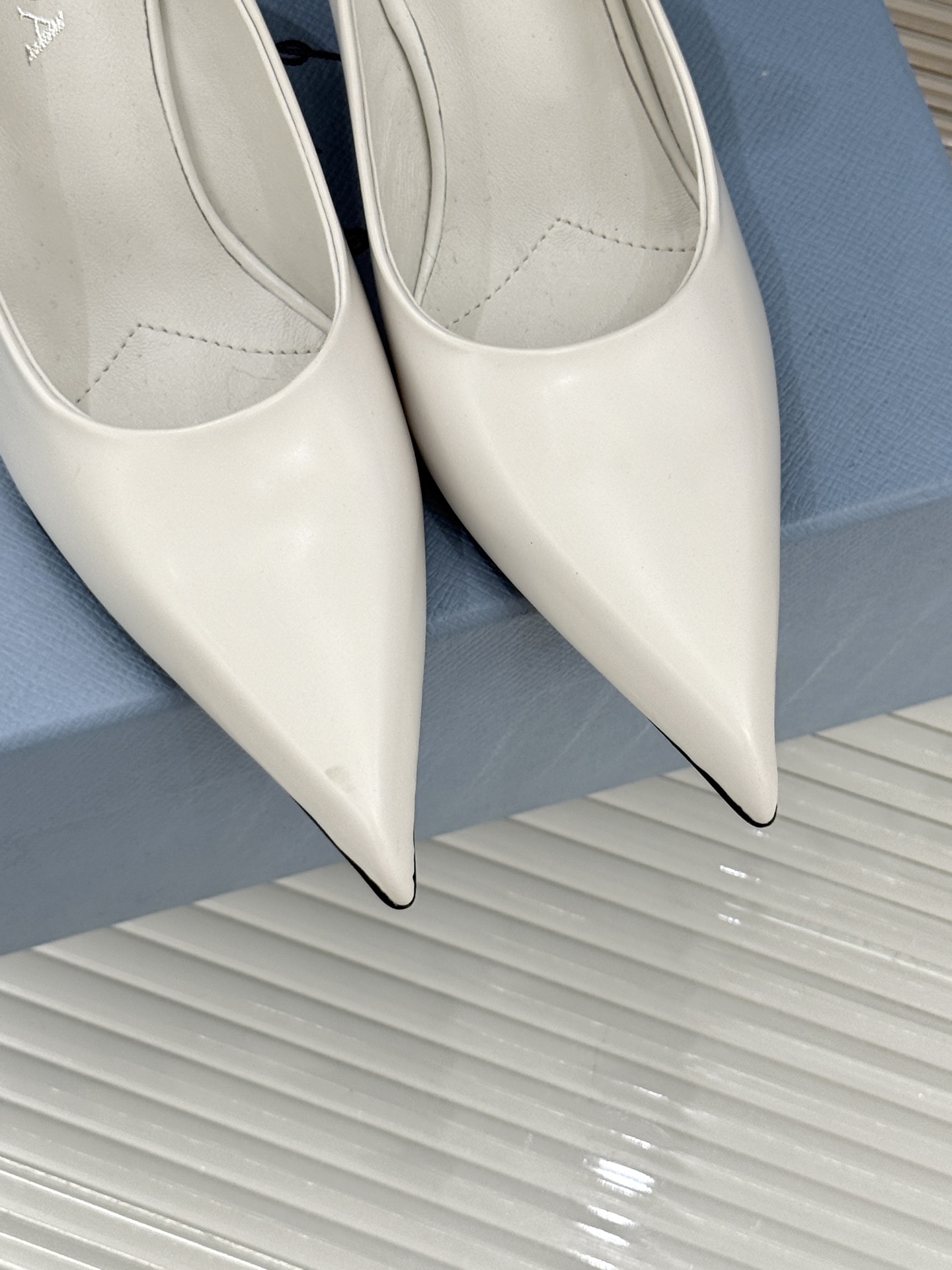 Prada/普拉达经典巴黎时装周明星同款尖头高跟鞋普拉达女王专属名媛望族必备单品面料采用进口开边珠牛皮内