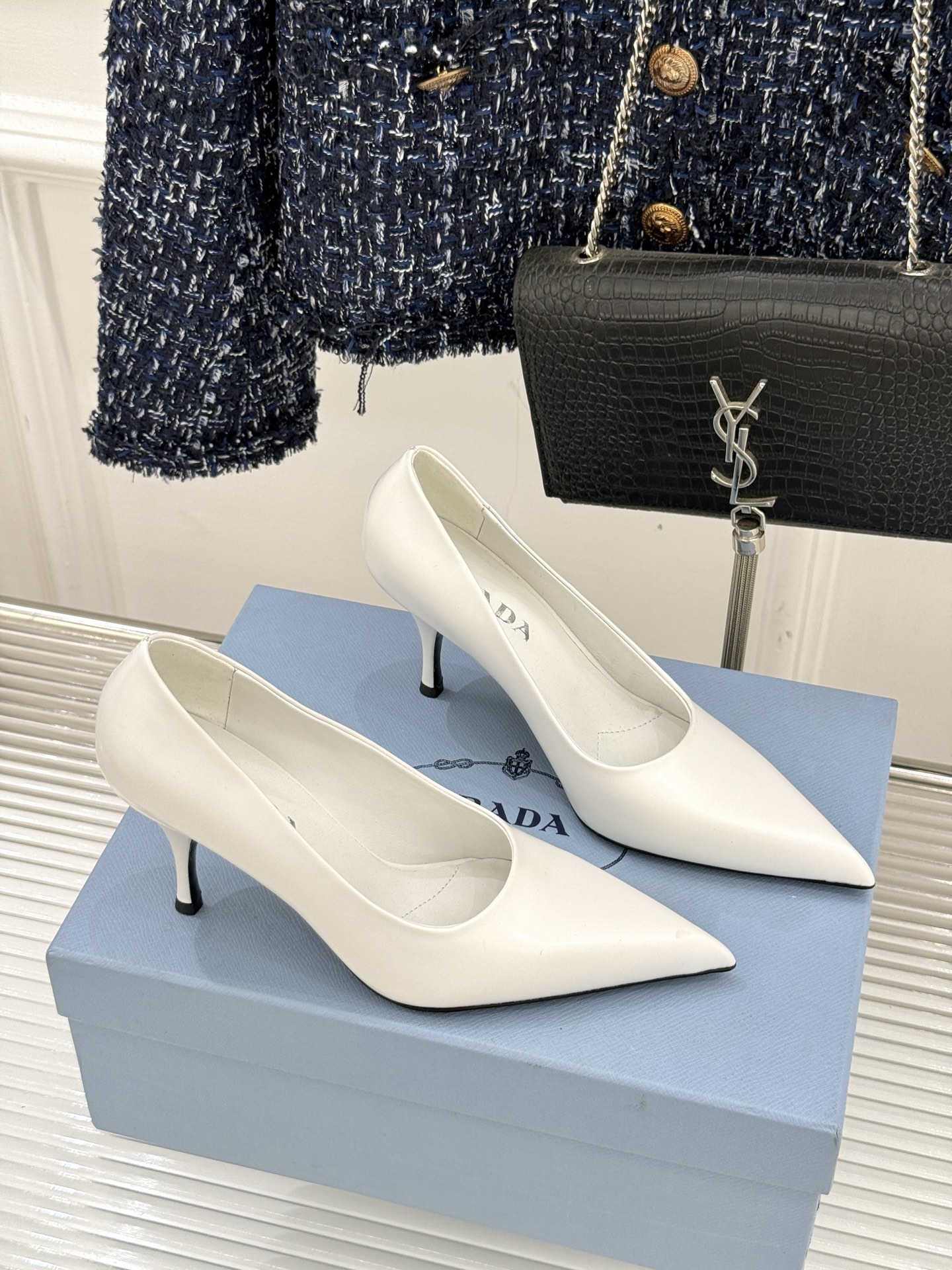 Prada/普拉达经典巴黎时装周明星同款尖头高跟鞋普拉达女王专属名媛望族必备单品面料采用进口开边珠牛皮内