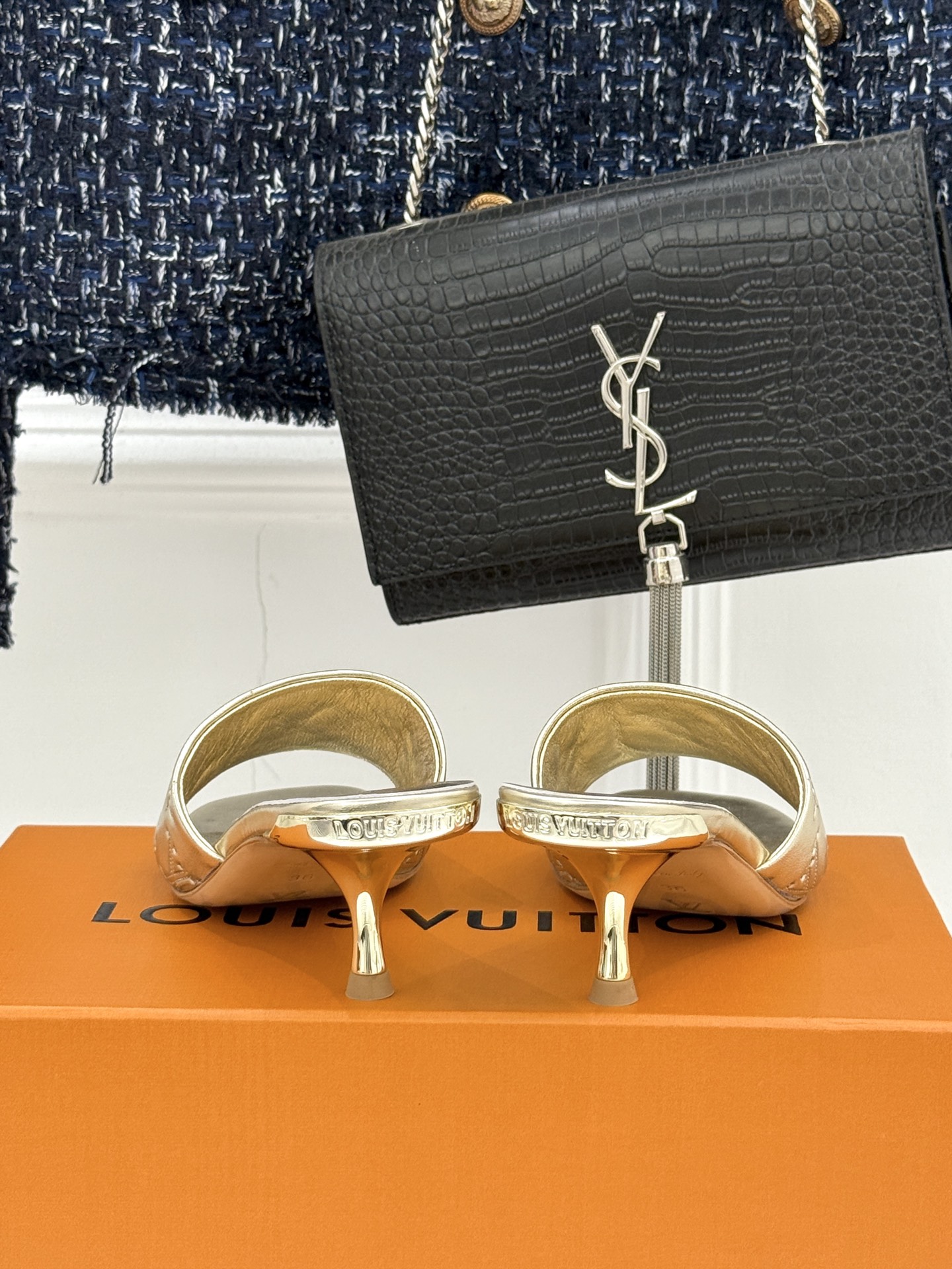 L*V驴家经典压花平底高跟拖鞋🆕小红书超级爆款经典经典压花设计 清新俏皮 穿搭率极高 百搭又吸睛大方又百