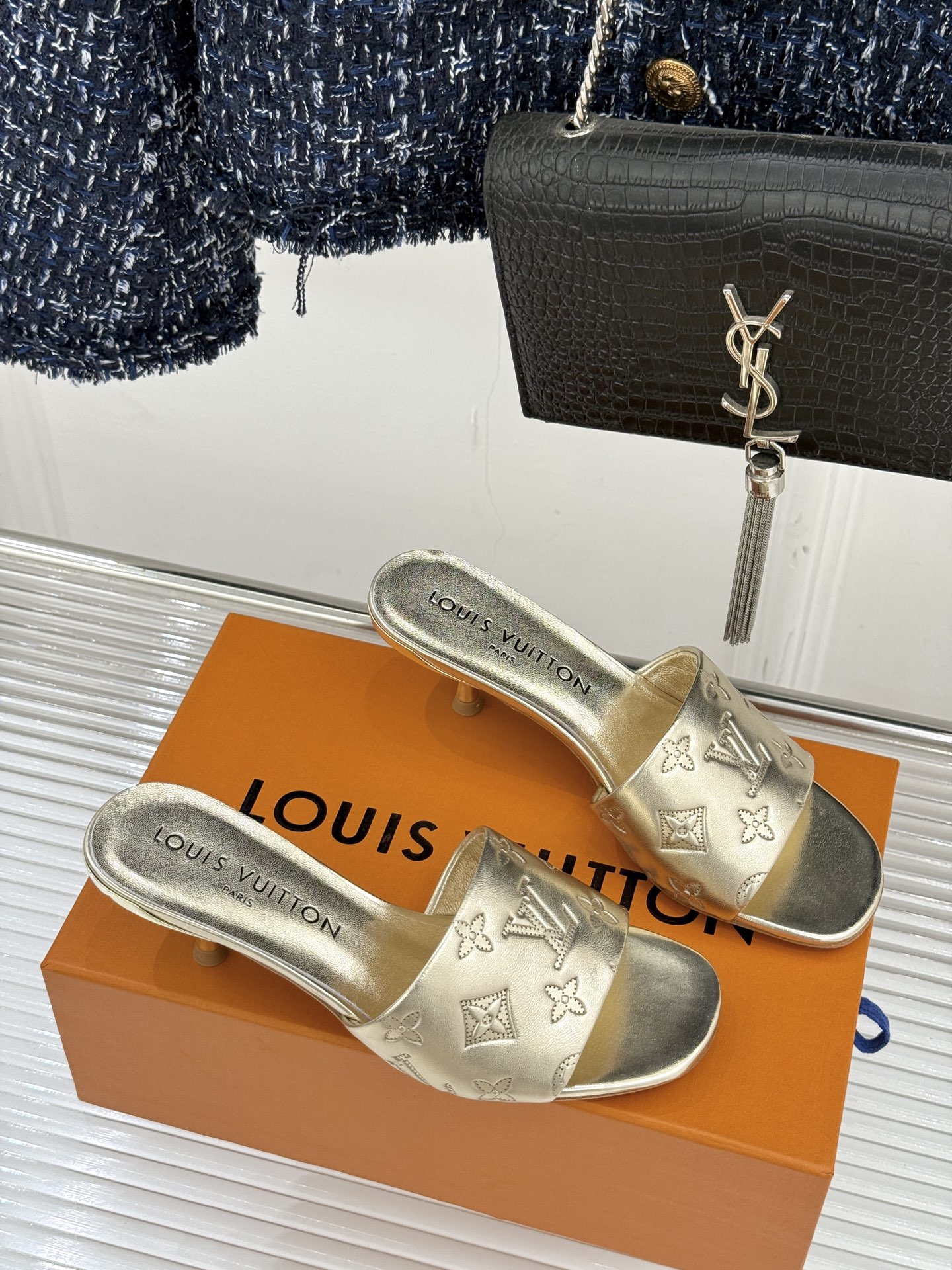 L*V驴家经典压花平底高跟拖鞋🆕小红书超级爆款经典经典压花设计 清新俏皮 穿搭率极高 百搭又吸睛大方又百