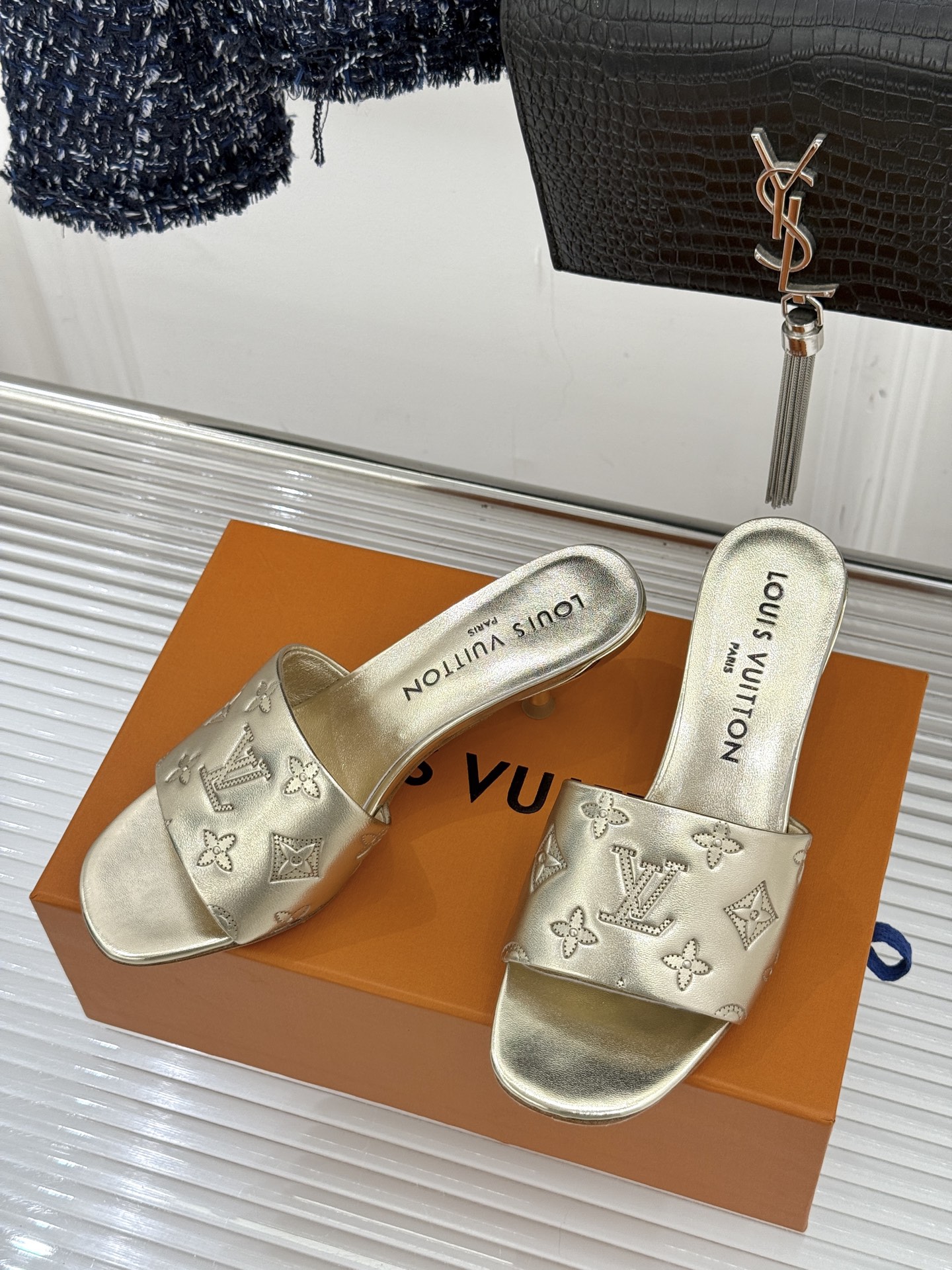 L*V驴家经典压花平底高跟拖鞋🆕小红书超级爆款经典经典压花设计 清新俏皮 穿搭率极高 百搭又吸睛大方又百