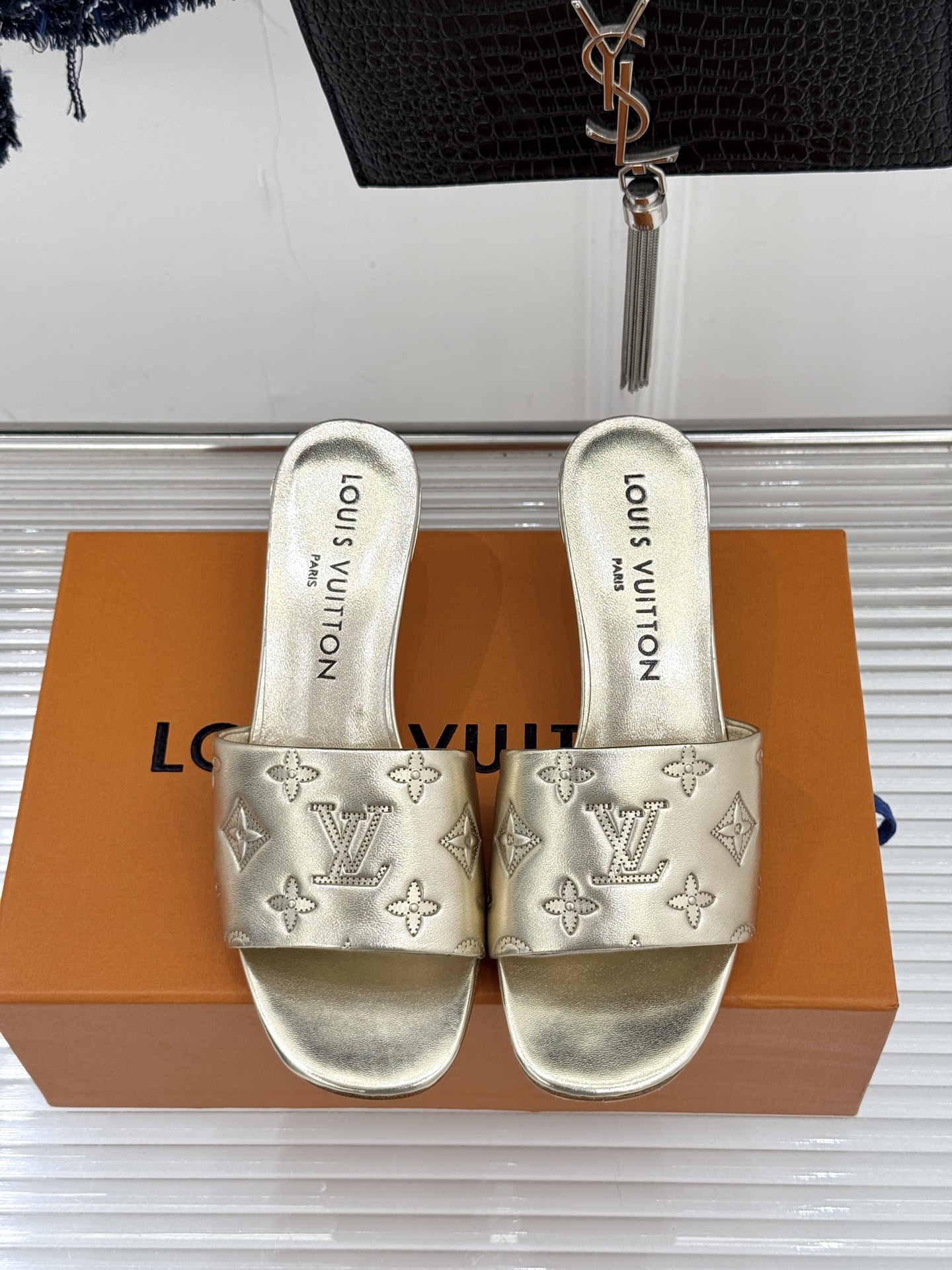 L*V驴家经典压花平底高跟拖鞋🆕小红书超级爆款经典经典压花设计 清新俏皮 穿搭率极高 百搭又吸睛大方又百