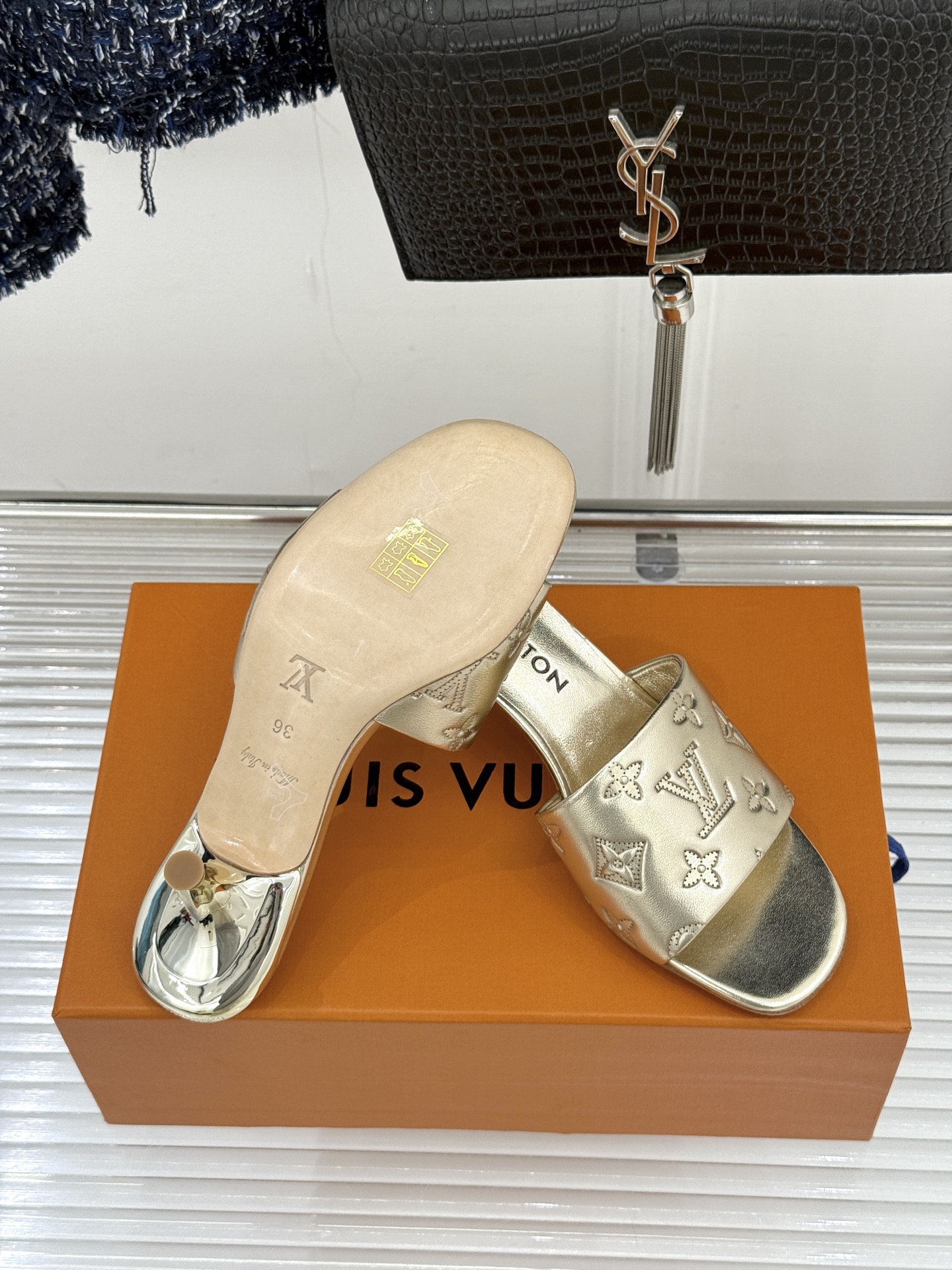 L*V驴家经典压花平底高跟拖鞋🆕小红书超级爆款经典经典压花设计 清新俏皮 穿搭率极高 百搭又吸睛大方又百