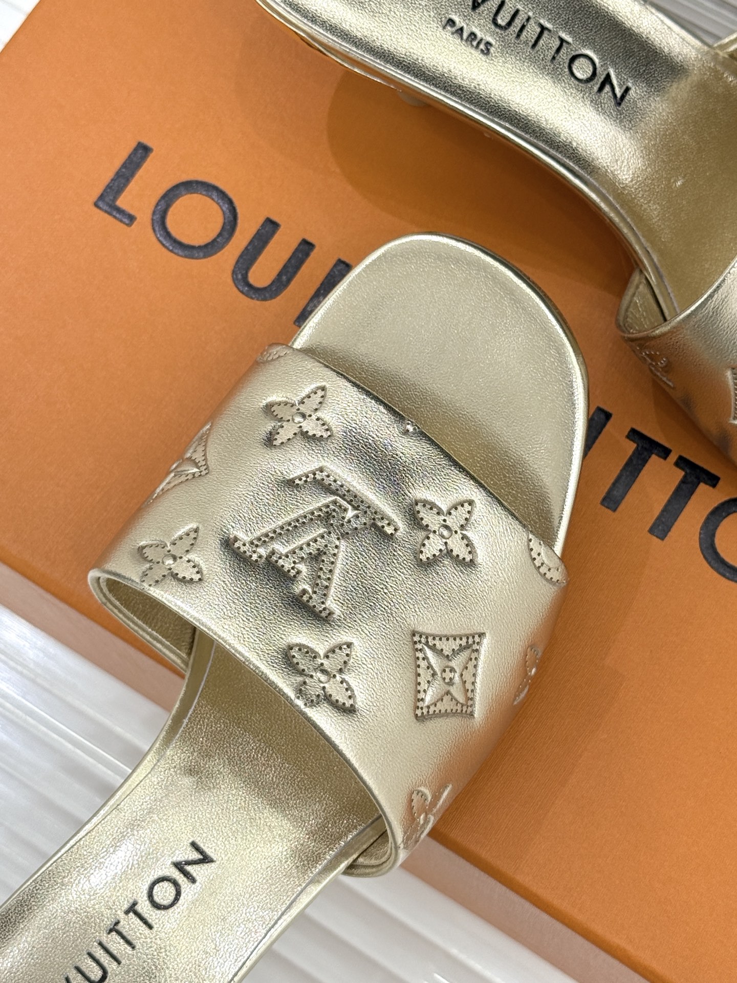 L*V驴家经典压花平底高跟拖鞋🆕小红书超级爆款经典经典压花设计 清新俏皮 穿搭率极高 百搭又吸睛大方又百