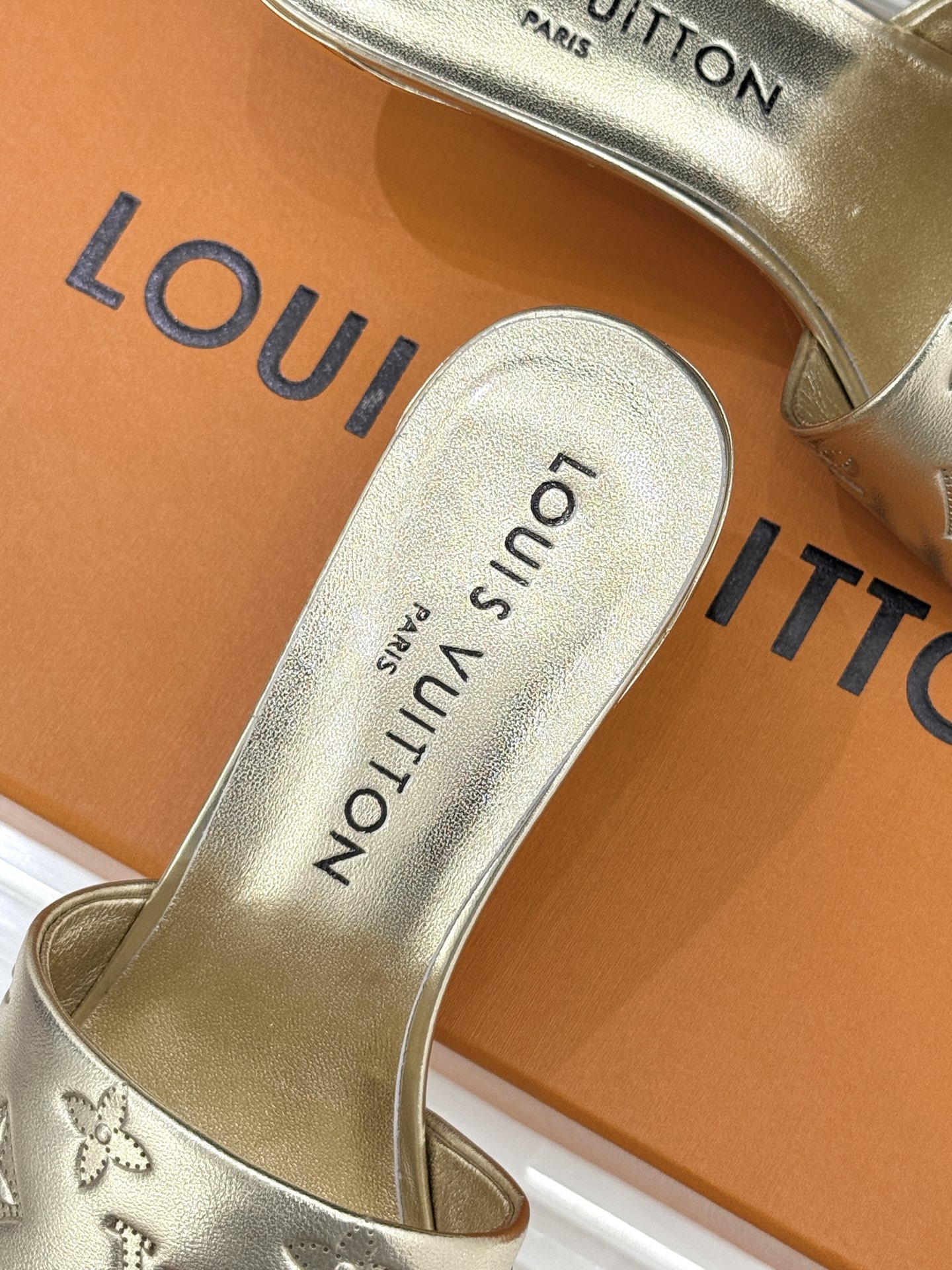 L*V驴家经典压花平底高跟拖鞋🆕小红书超级爆款经典经典压花设计 清新俏皮 穿搭率极高 百搭又吸睛大方又百