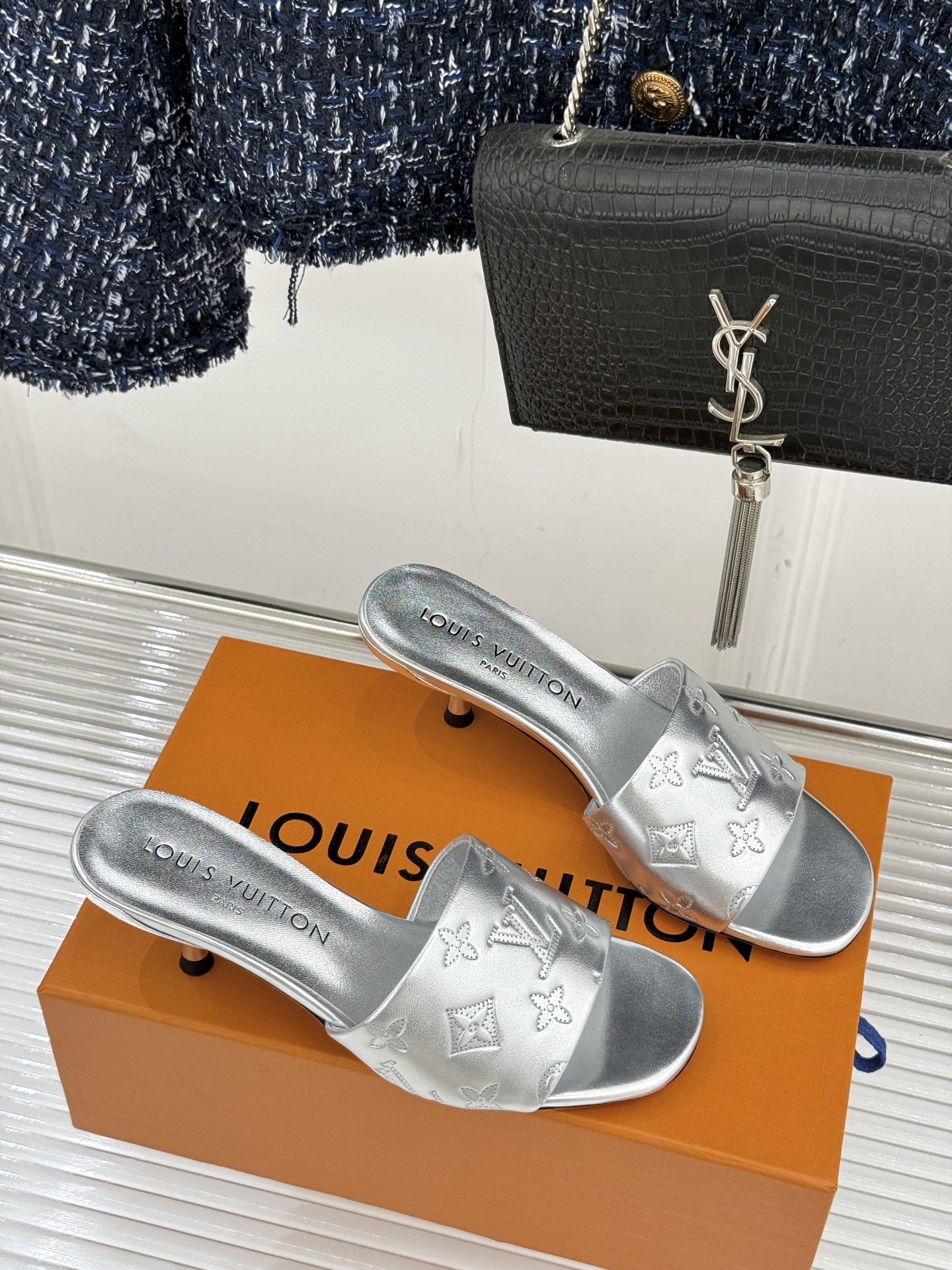 L*V驴家经典压花平底高跟拖鞋🆕小红书超级爆款经典经典压花设计 清新俏皮 穿搭率极高 百搭又吸睛大方又百