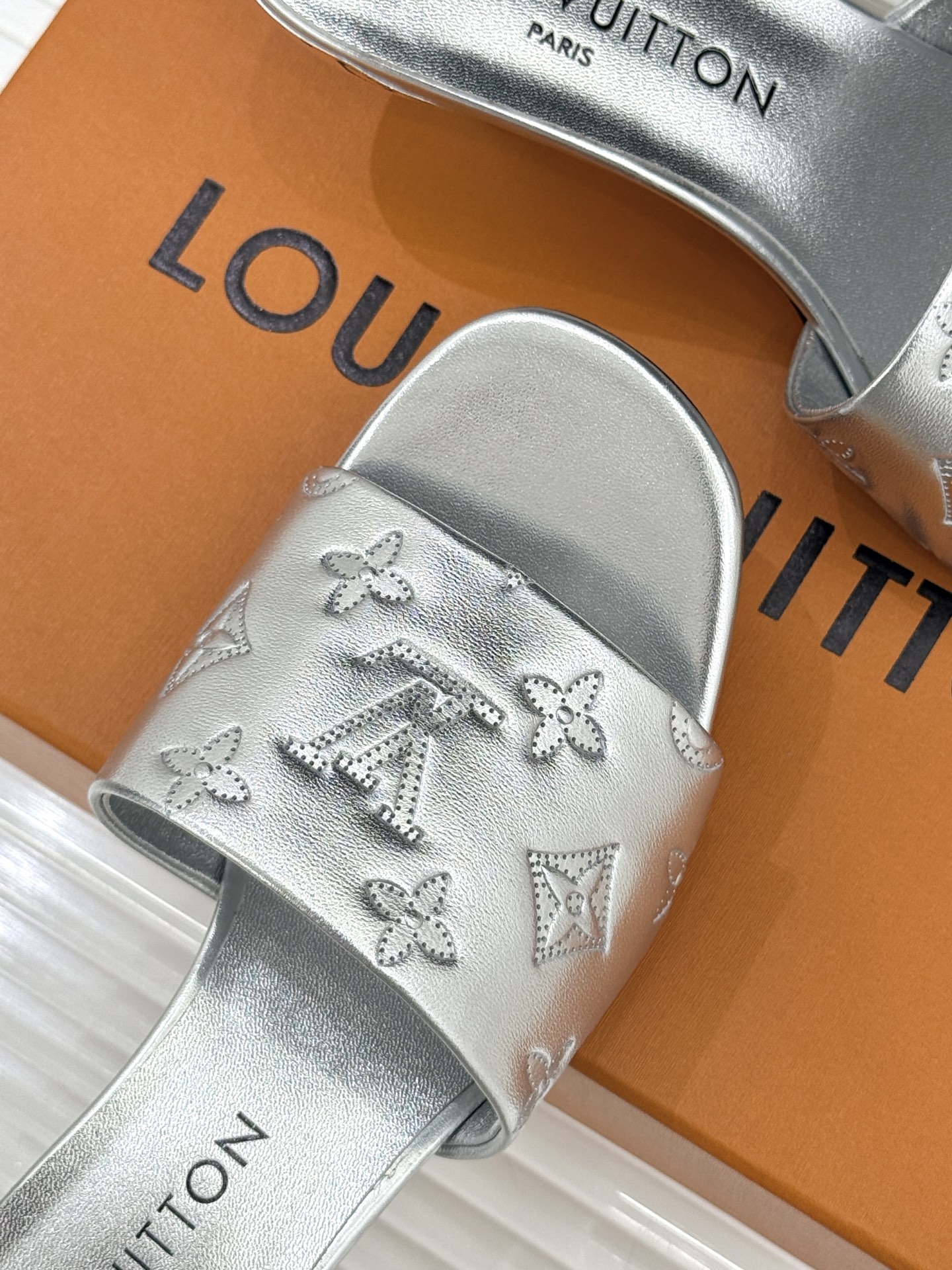 L*V驴家经典压花平底高跟拖鞋🆕小红书超级爆款经典经典压花设计 清新俏皮 穿搭率极高 百搭又吸睛大方又百