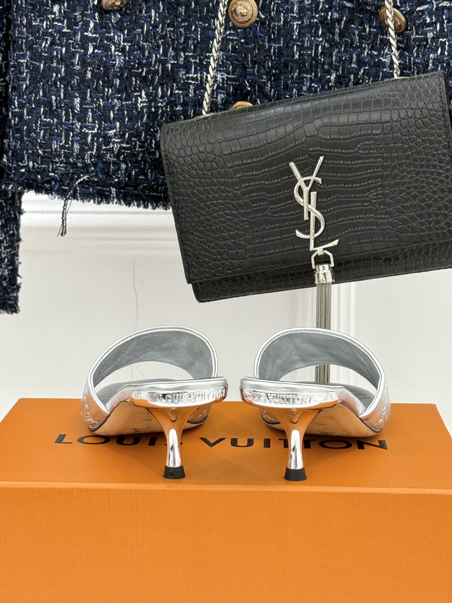 L*V驴家经典压花平底高跟拖鞋🆕小红书超级爆款经典经典压花设计 清新俏皮 穿搭率极高 百搭又吸睛大方又百