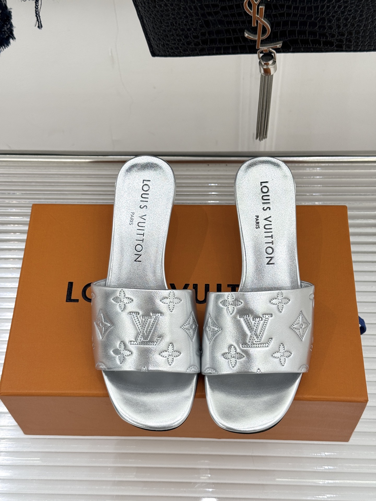 L*V驴家经典压花平底高跟拖鞋🆕小红书超级爆款经典经典压花设计 清新俏皮 穿搭率极高 百搭又吸睛大方又百