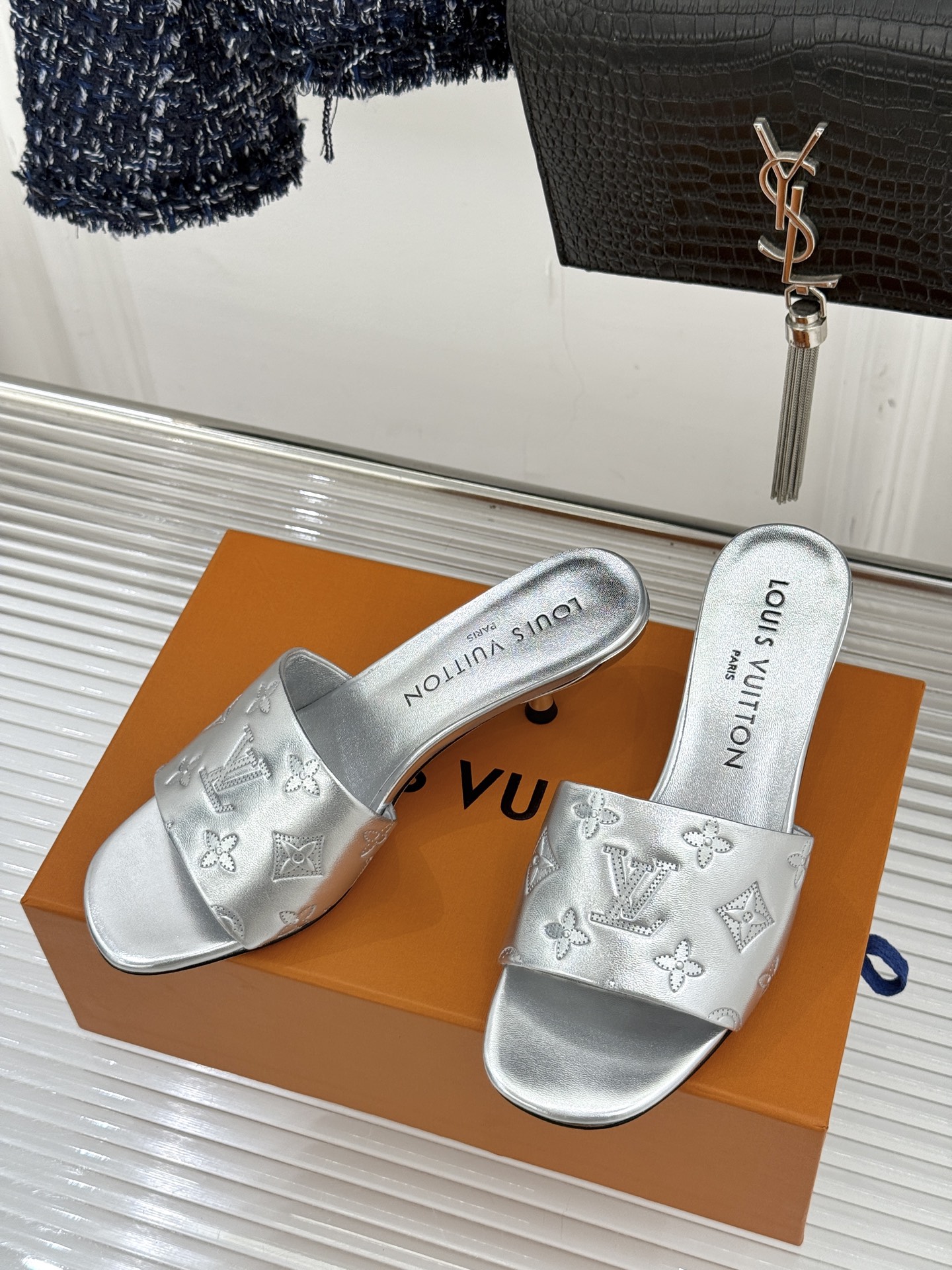 L*V驴家经典压花平底高跟拖鞋🆕小红书超级爆款经典经典压花设计 清新俏皮 穿搭率极高 百搭又吸睛大方又百