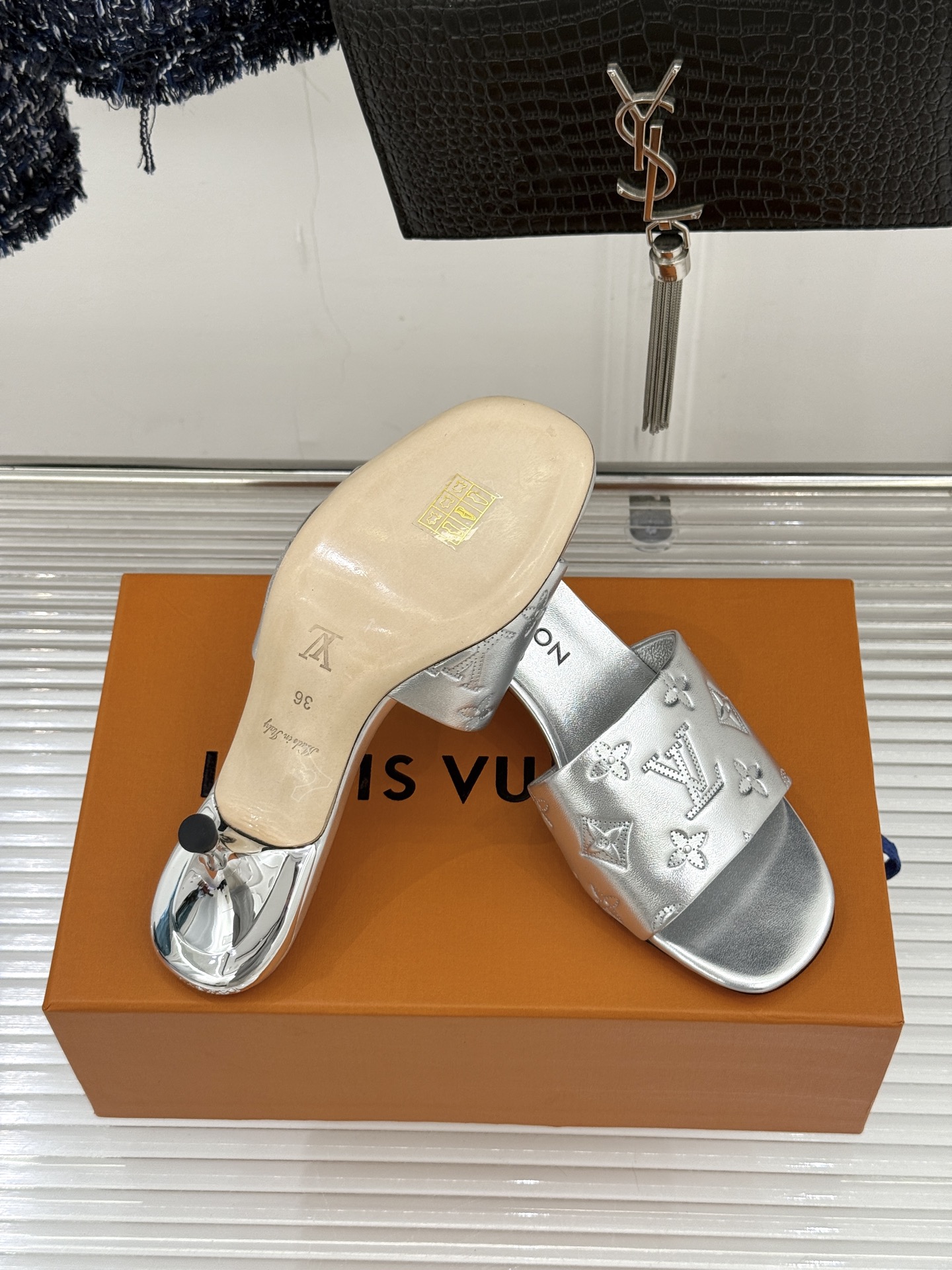 L*V驴家经典压花平底高跟拖鞋🆕小红书超级爆款经典经典压花设计 清新俏皮 穿搭率极高 百搭又吸睛大方又百