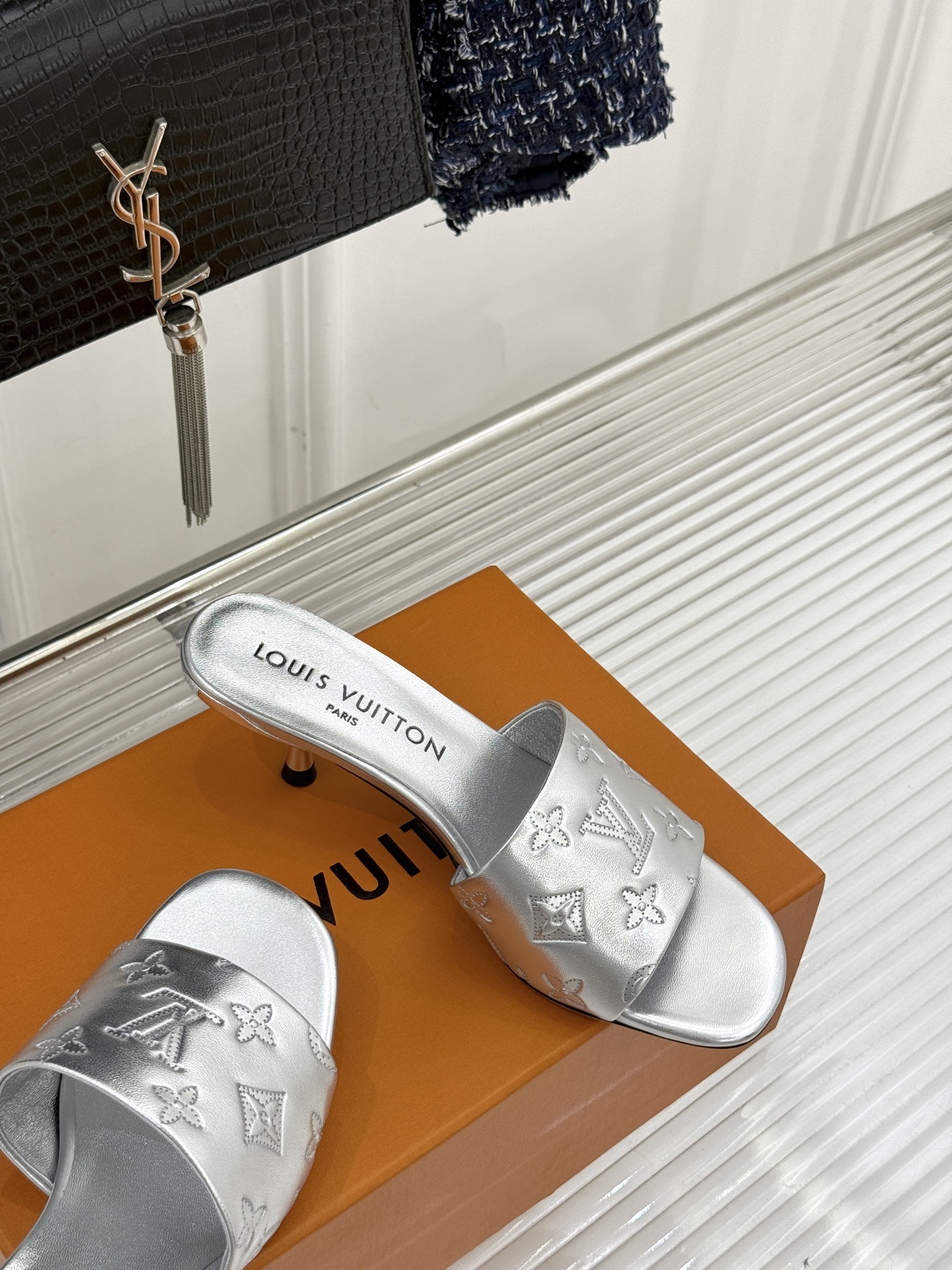 L*V驴家经典压花平底高跟拖鞋🆕小红书超级爆款经典经典压花设计 清新俏皮 穿搭率极高 百搭又吸睛大方又百