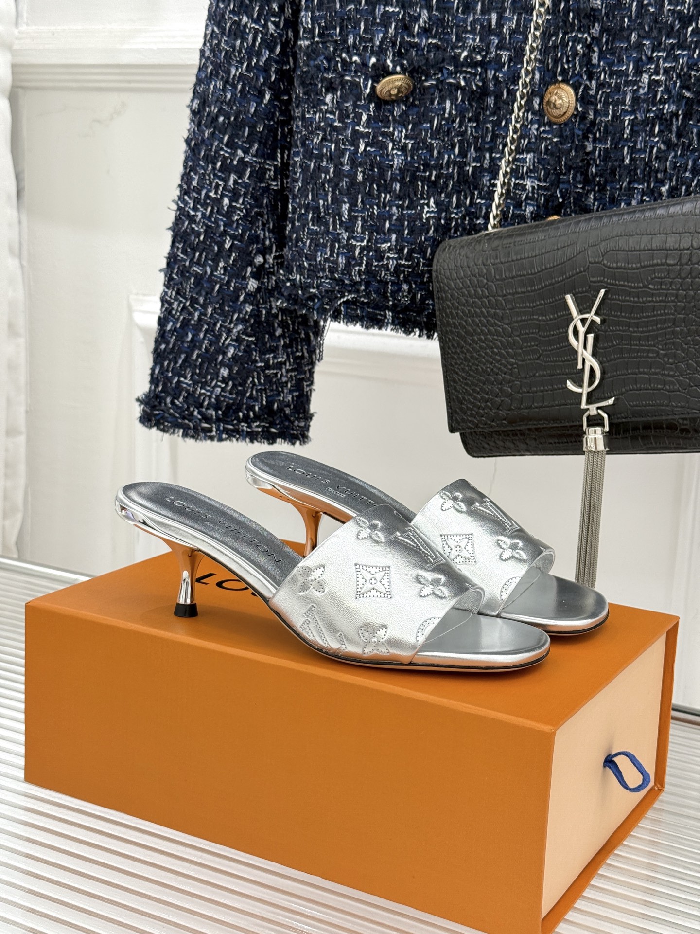 L*V驴家经典压花平底高跟拖鞋🆕小红书超级爆款经典经典压花设计 清新俏皮 穿搭率极高 百搭又吸睛大方又百