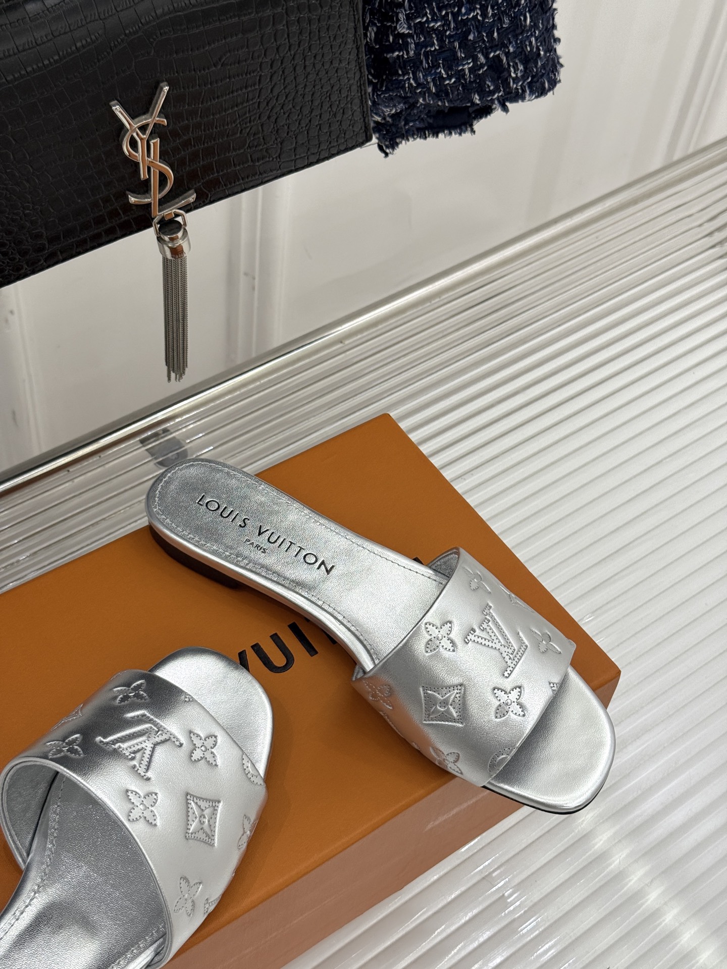 L*V驴家经典压花平底高跟拖鞋🆕小红书超级爆款经典经典压花设计 清新俏皮 穿搭率极高 百搭又吸睛大方又百