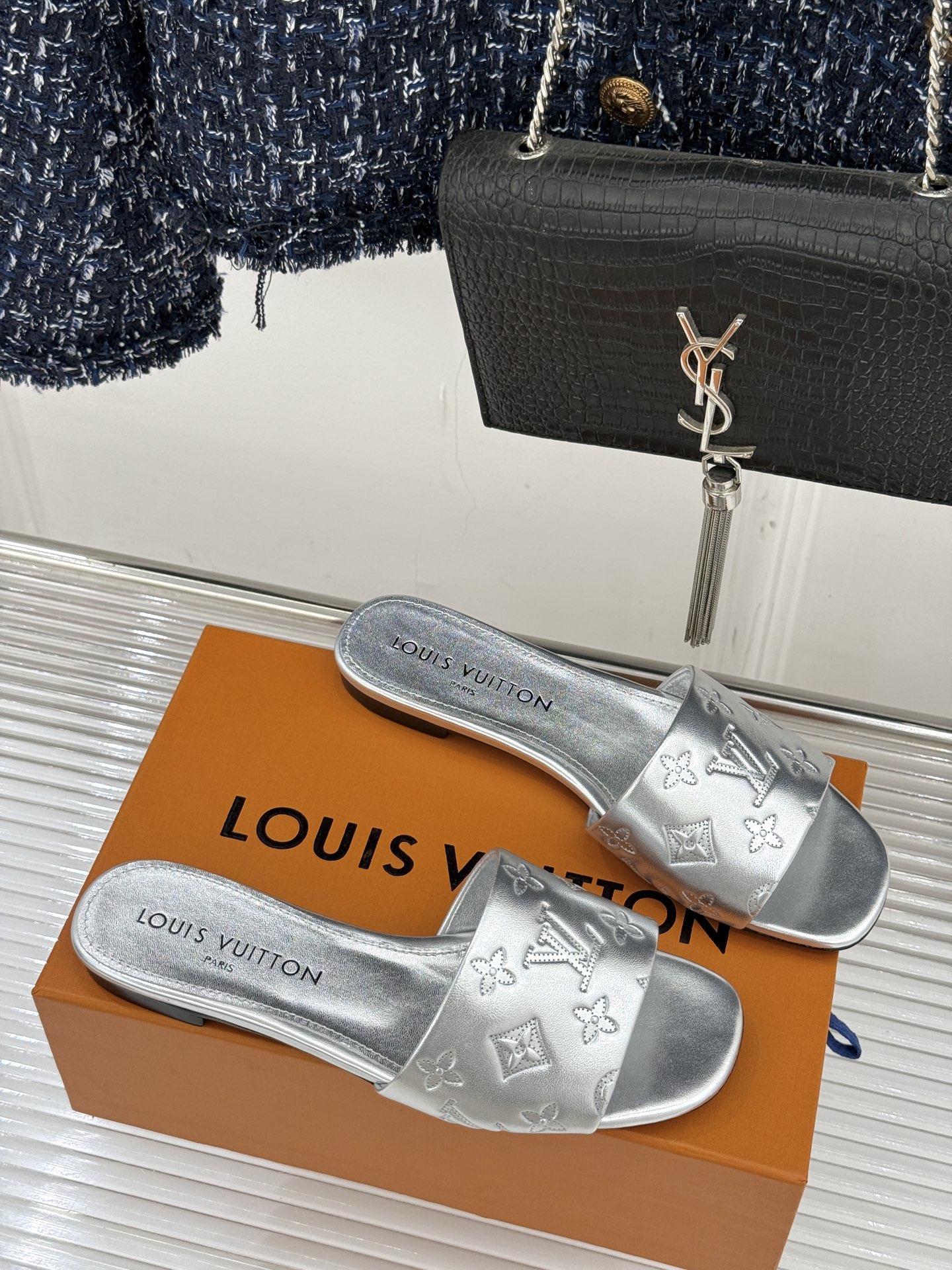 L*V驴家经典压花平底高跟拖鞋🆕小红书超级爆款经典经典压花设计 清新俏皮 穿搭率极高 百搭又吸睛大方又百