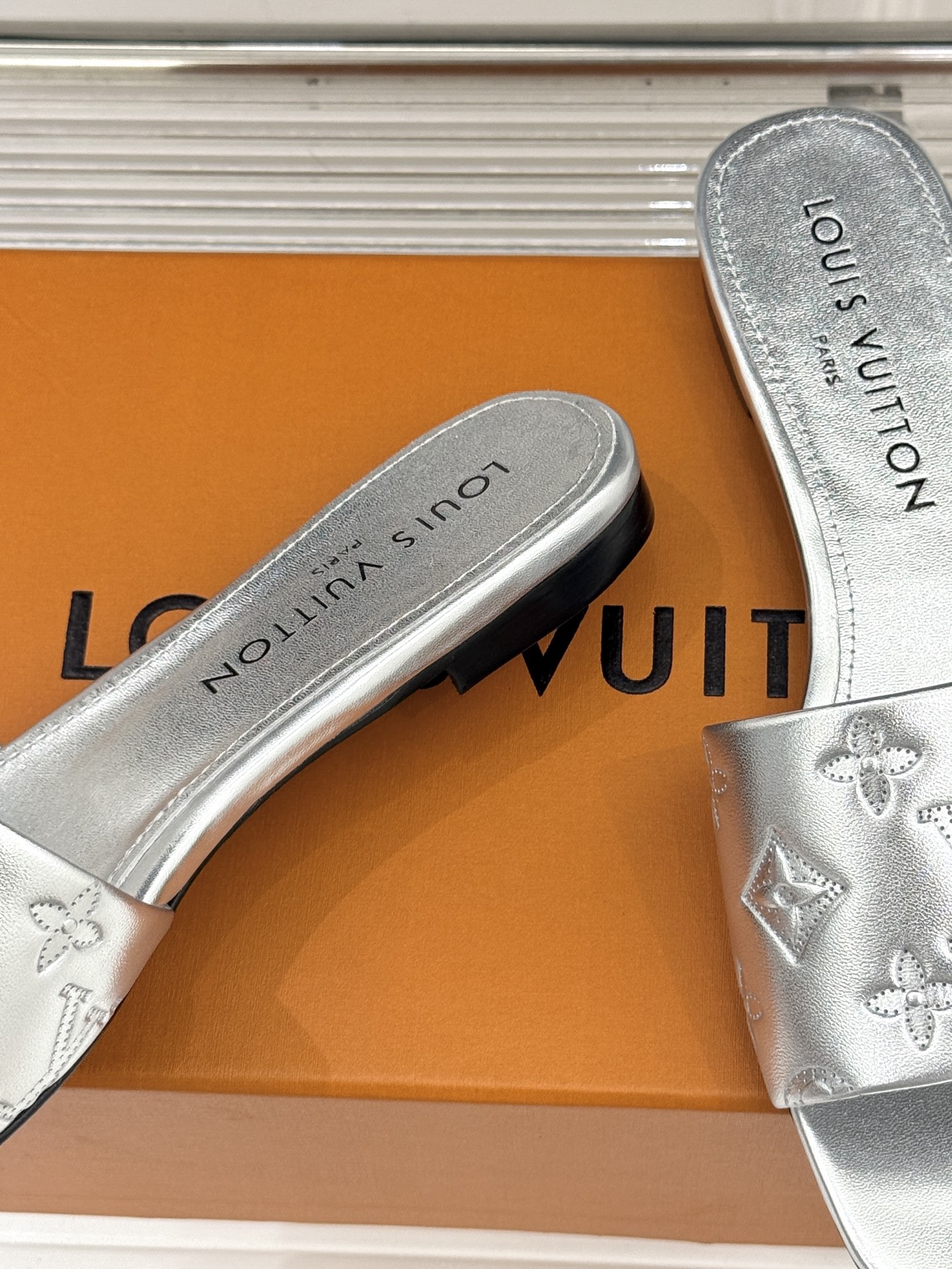 L*V驴家经典压花平底高跟拖鞋🆕小红书超级爆款经典经典压花设计 清新俏皮 穿搭率极高 百搭又吸睛大方又百