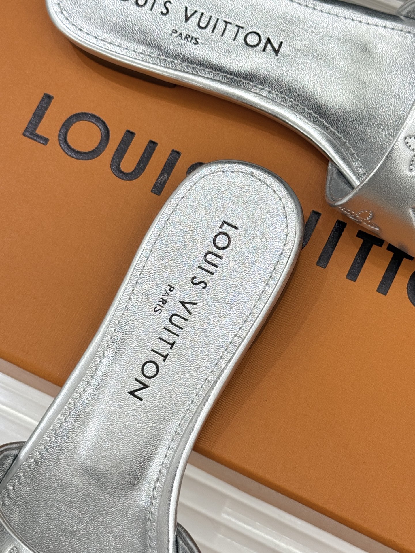 L*V驴家经典压花平底高跟拖鞋🆕小红书超级爆款经典经典压花设计 清新俏皮 穿搭率极高 百搭又吸睛大方又百