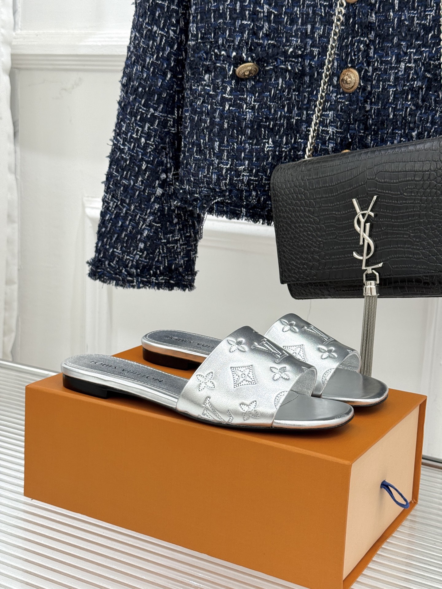 L*V驴家经典压花平底高跟拖鞋🆕小红书超级爆款经典经典压花设计 清新俏皮 穿搭率极高 百搭又吸睛大方又百