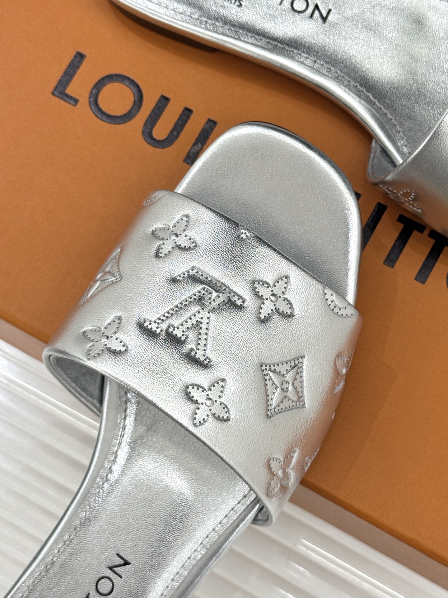 L*V驴家经典压花平底高跟拖鞋🆕小红书超级爆款经典经典压花设计 清新俏皮 穿搭率极高 百搭又吸睛大方又百