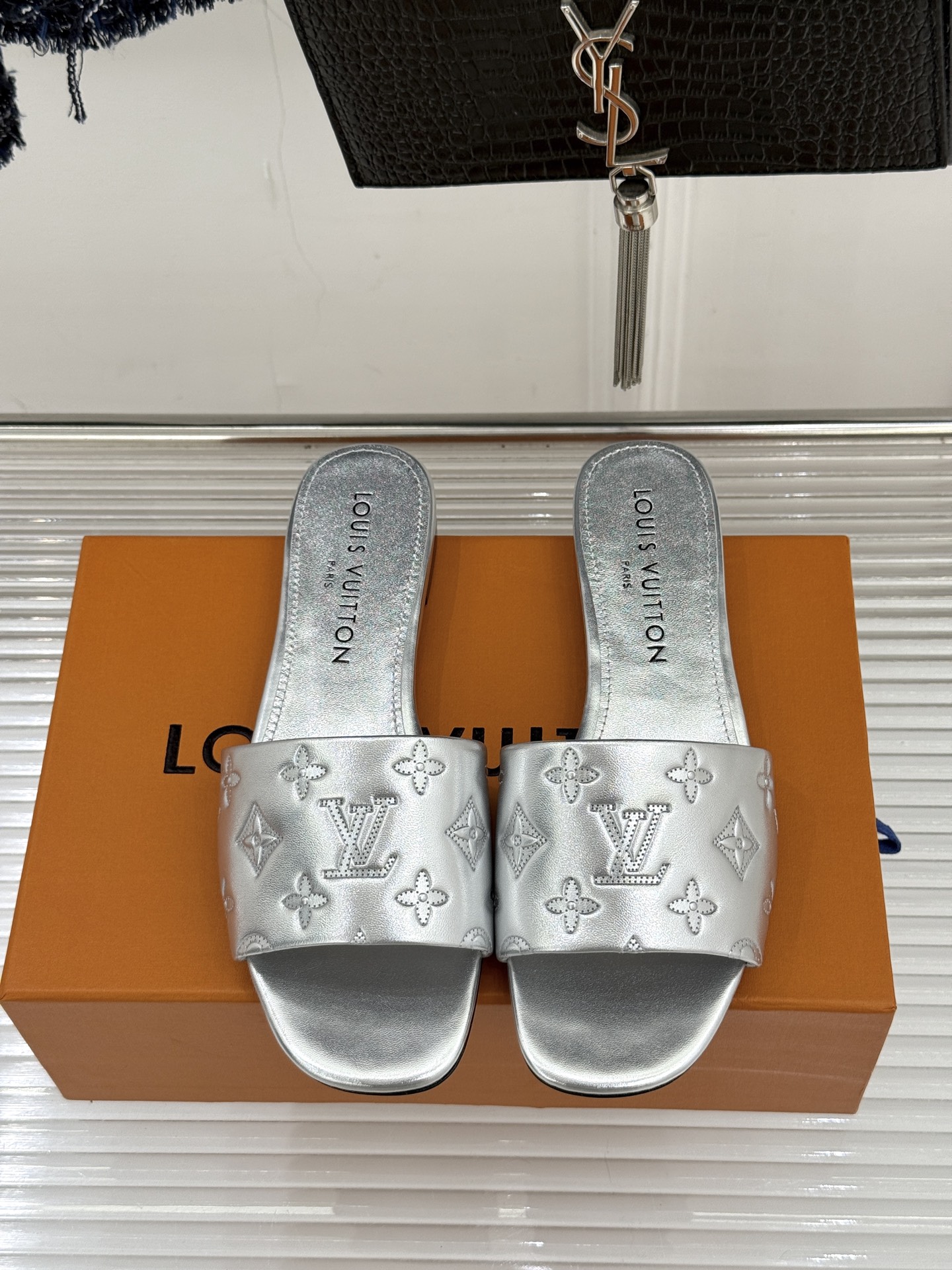 L*V驴家经典压花平底高跟拖鞋🆕小红书超级爆款经典经典压花设计 清新俏皮 穿搭率极高 百搭又吸睛大方又百