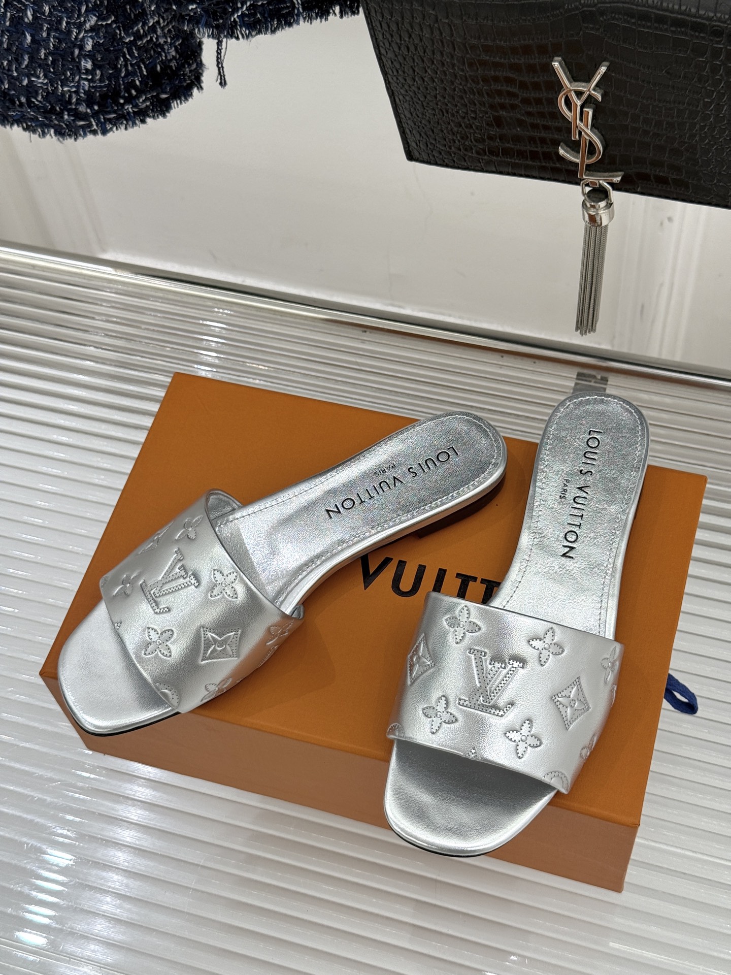 L*V驴家经典压花平底高跟拖鞋🆕小红书超级爆款经典经典压花设计 清新俏皮 穿搭率极高 百搭又吸睛大方又百