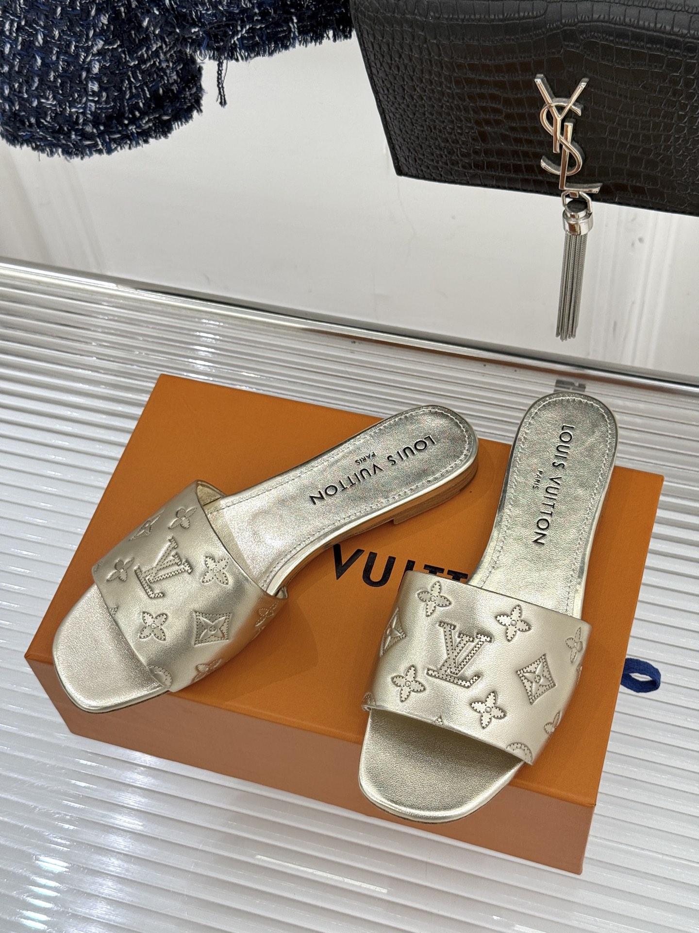 L*V驴家经典压花平底高跟拖鞋🆕小红书超级爆款经典经典压花设计 清新俏皮 穿搭率极高 百搭又吸睛大方又百