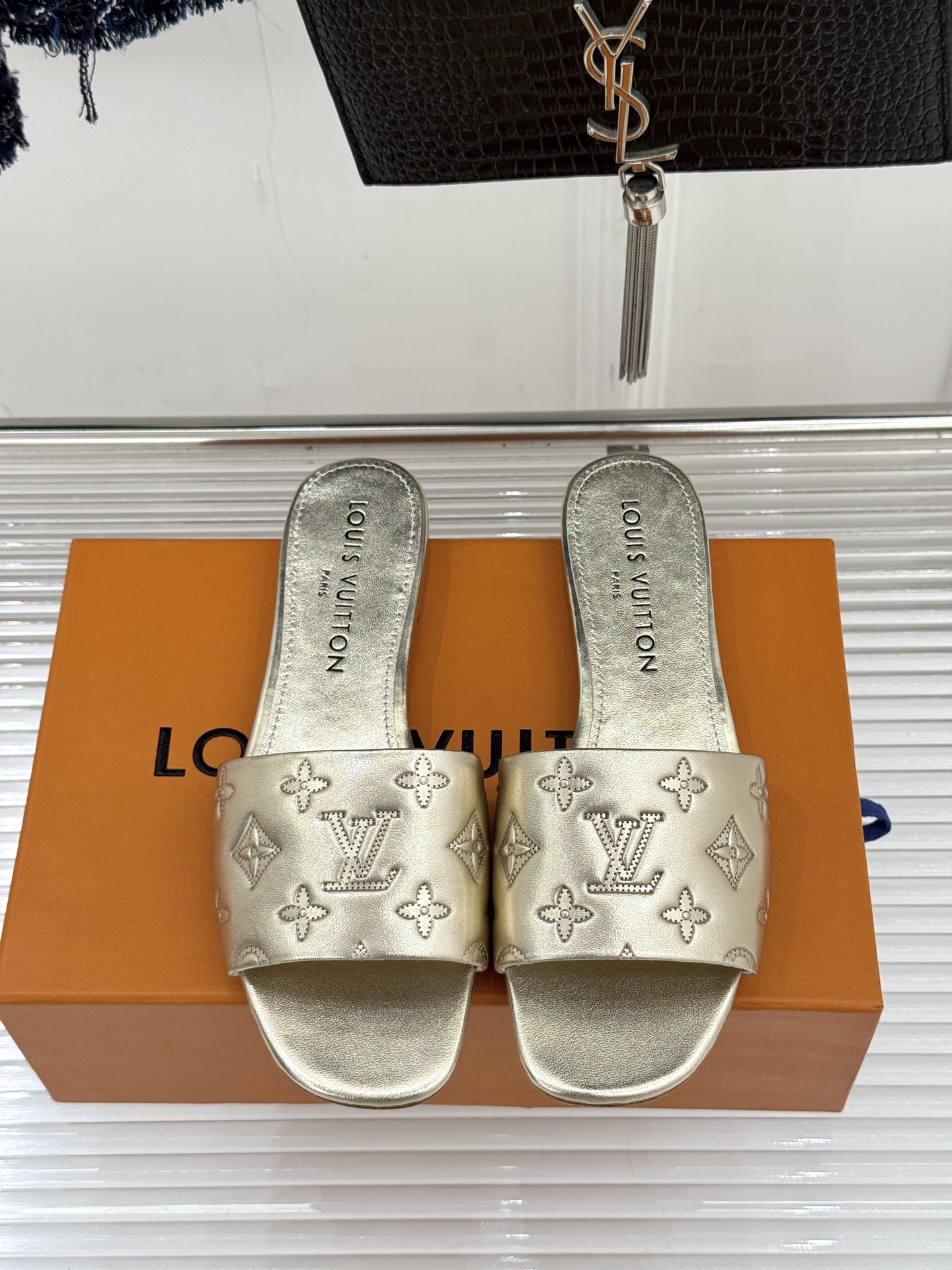 L*V驴家经典压花平底高跟拖鞋🆕小红书超级爆款经典经典压花设计 清新俏皮 穿搭率极高 百搭又吸睛大方又百