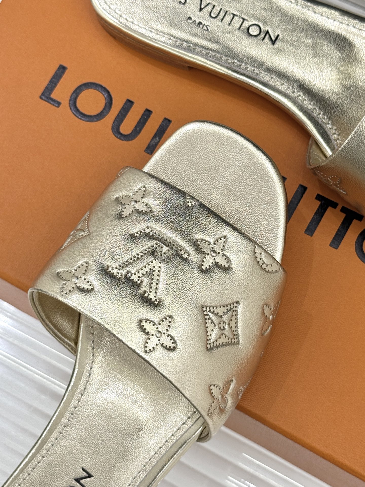 L*V驴家经典压花平底高跟拖鞋🆕小红书超级爆款经典经典压花设计 清新俏皮 穿搭率极高 百搭又吸睛大方又百