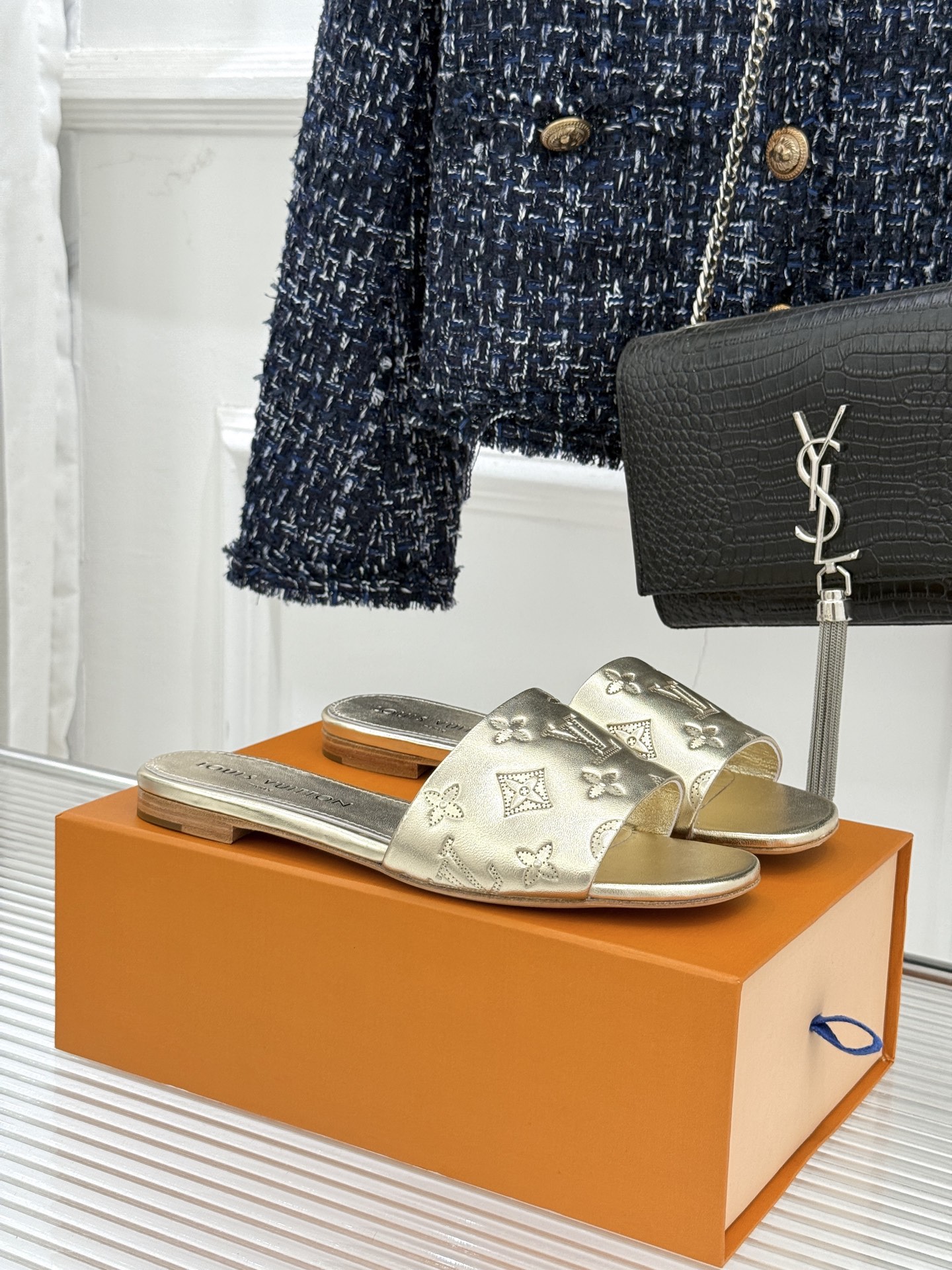 NO:721590,L*V Lujia’s classic embossed flat high heels and slippers, Xiaohongshu’s super popular classics, classic embossed design, fresh and playful, very easy to wear, versatile and eye-catching, generous and versatile, not age-reducing, a classic style that can be worn for years and will not go out of style. The fabric is made of imported cowhide. The lining is tiptoe mixed sheepskin. Italian imported cowhide outsole zesi35-39 (40/41/42)  No. 8952016117,slippers,louis vuitton,louis vuitton,slippers,cowhide,sheepskin19860909L*V驴家经典压花平底高跟 拖鞋 小红书超级爆款经典 经典压花设计 清新俏皮 穿搭率极高 百搭又吸睛 大方又百搭 减龄不幼稚 可以穿好几年都不过时的经典款 面料采用进口牛皮 内里踮脚混种羊皮 意大利进口牛皮大底 zesi35-39（40/41/42） 编号8952016117,拖鞋,louis vuitton,louis vuitton,slippers,cowhide,sheepskin,Women's Shoes