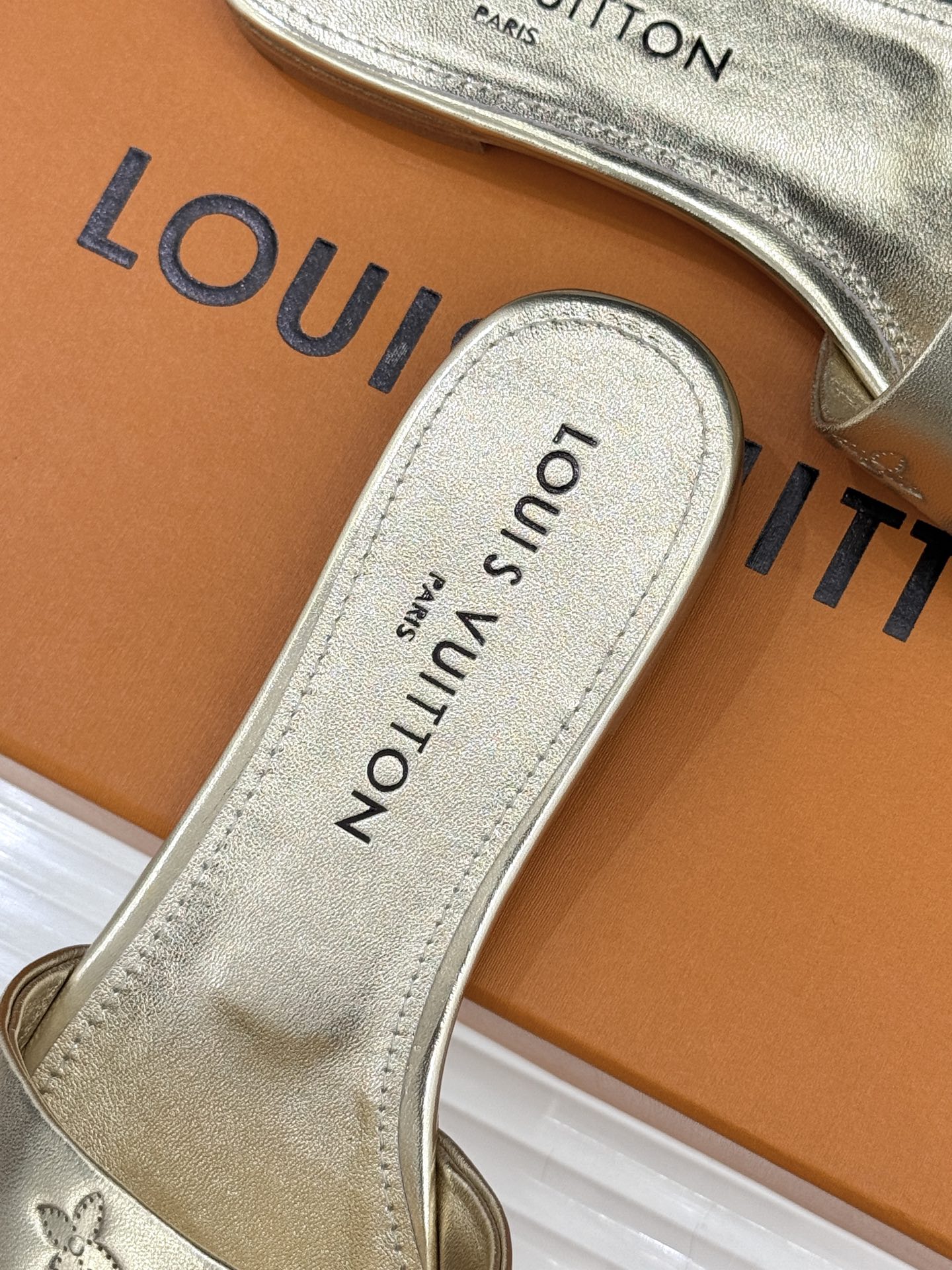 L*V驴家经典压花平底高跟拖鞋🆕小红书超级爆款经典经典压花设计 清新俏皮 穿搭率极高 百搭又吸睛大方又百