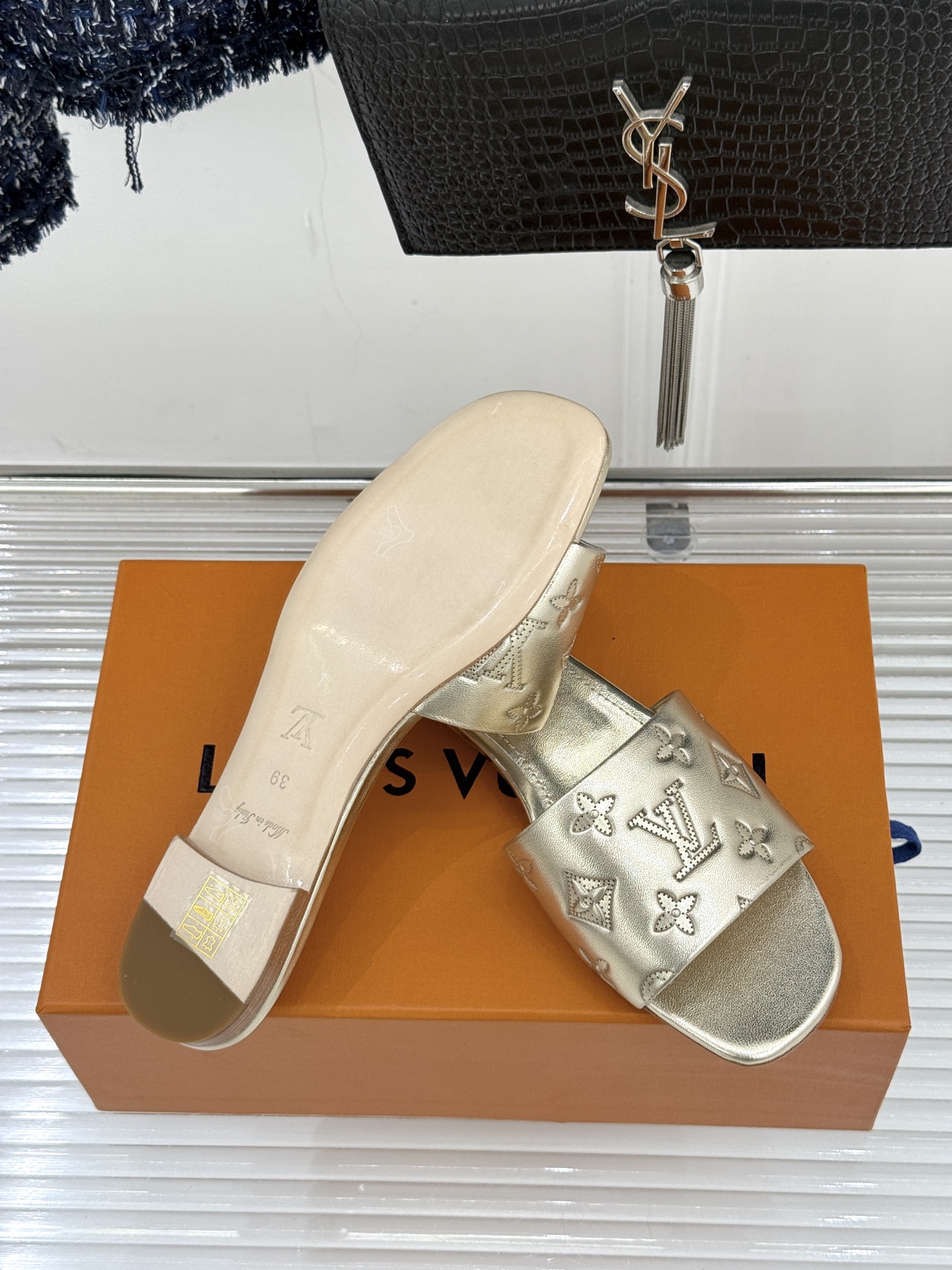 L*V驴家经典压花平底高跟拖鞋🆕小红书超级爆款经典经典压花设计 清新俏皮 穿搭率极高 百搭又吸睛大方又百